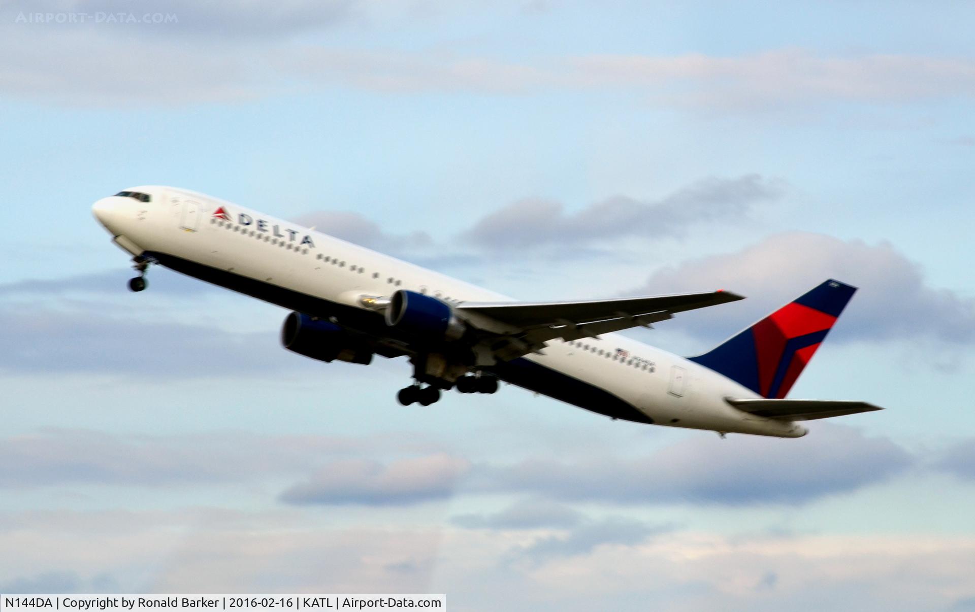N144DA, 1999 Boeing 767-332 C/N 27584, Takeoff Atlanta