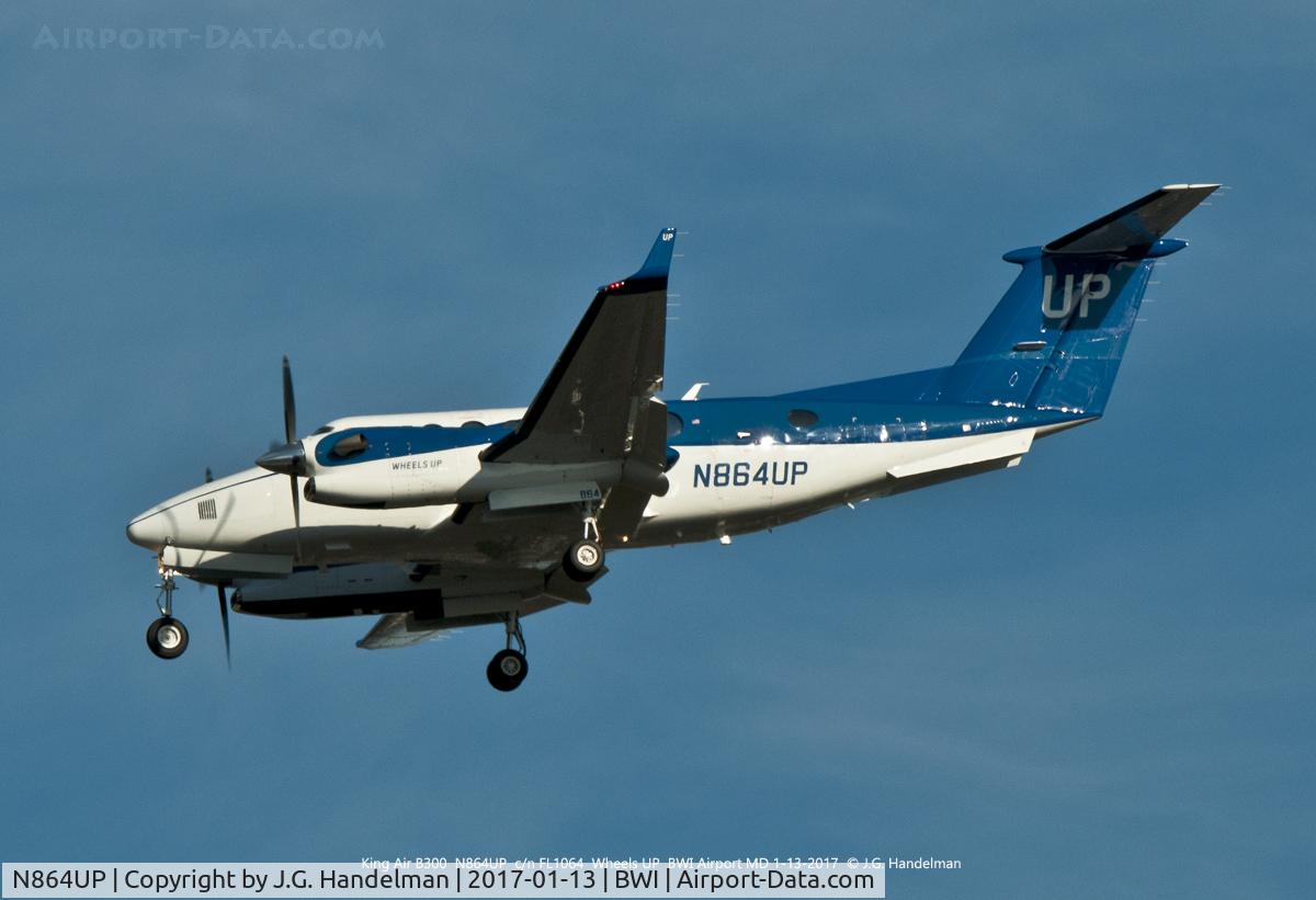 N864UP, 2016 Beechcraft B350i King Air C/N FL-1064, On short final to 33R.