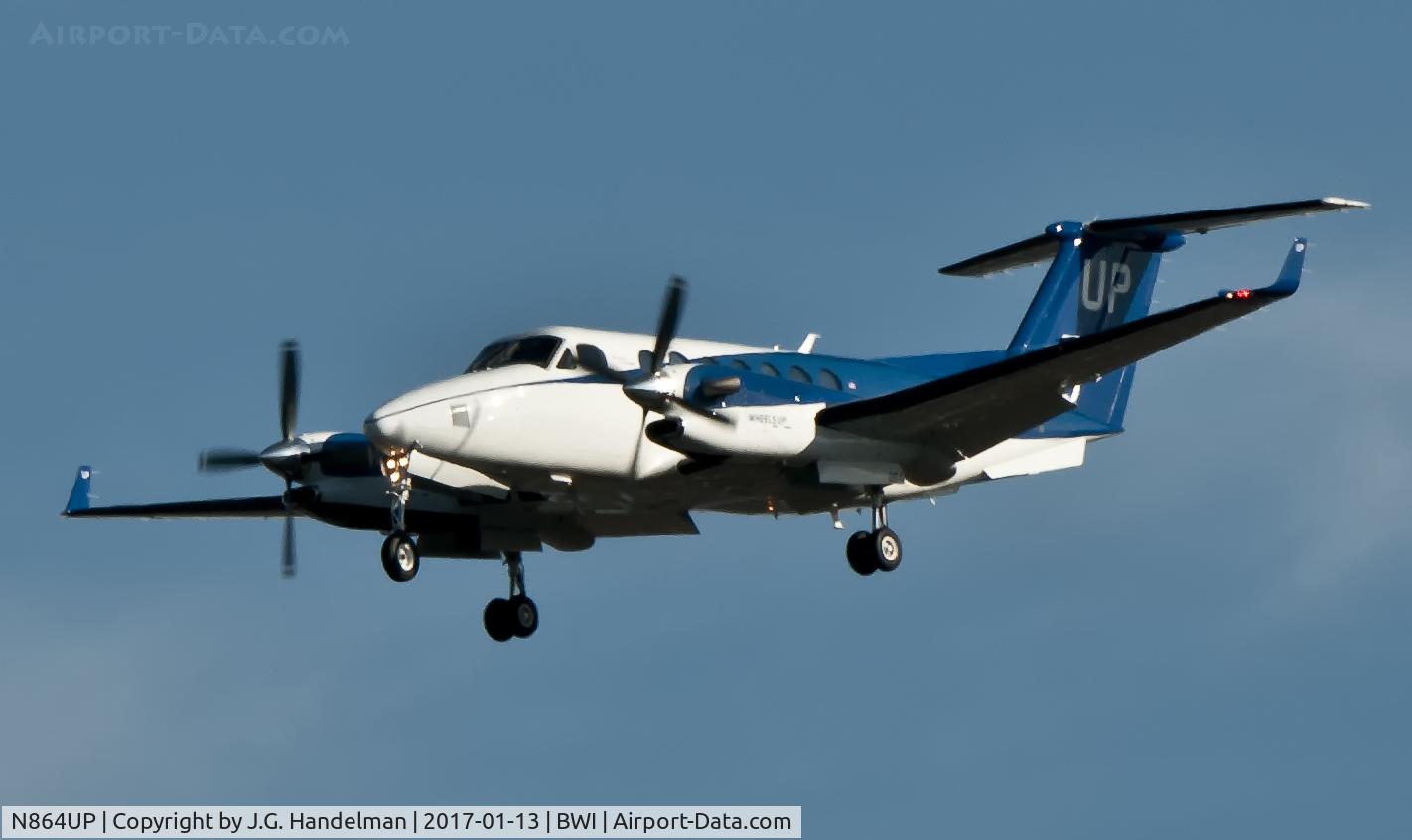 N864UP, 2016 Beechcraft B350i King Air C/N FL-1064, On short final to 33R.