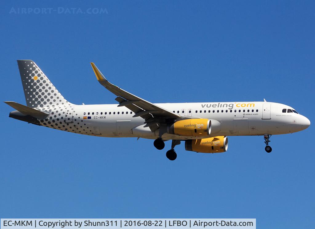 EC-MKM, 2016 Airbus A320-232 C/N 7017, Landing rwy 14R