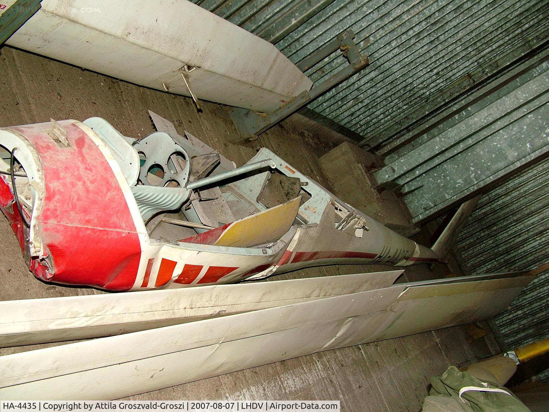 HA-4435, 1982 ICA-Brasov IS-29D2 C/N 164, Dunaújváros Airport, Hungary