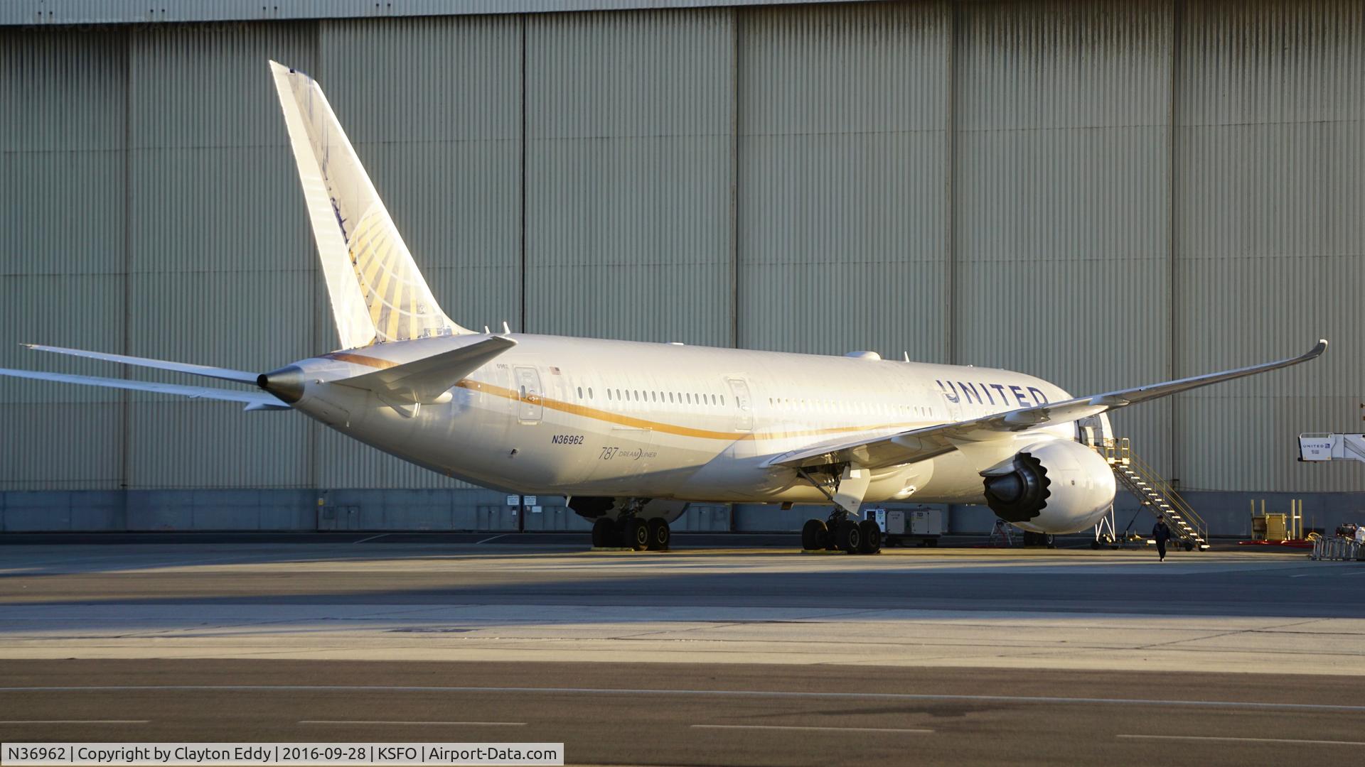 N36962, 2015 Boeing 787-9 Dreamliner C/N 35880, SFO 2016