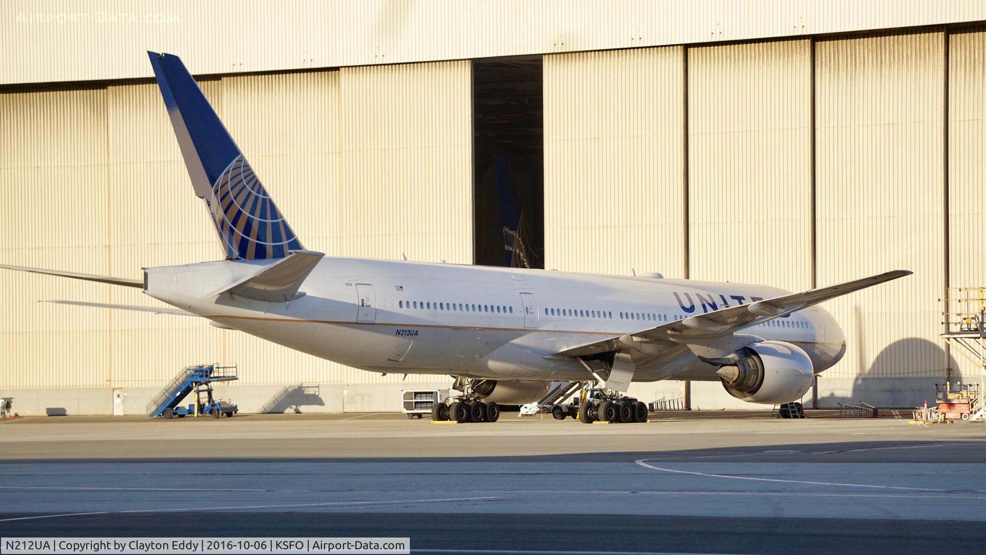N212UA, 2000 Boeing 777-222 C/N 30218, SFO 2016