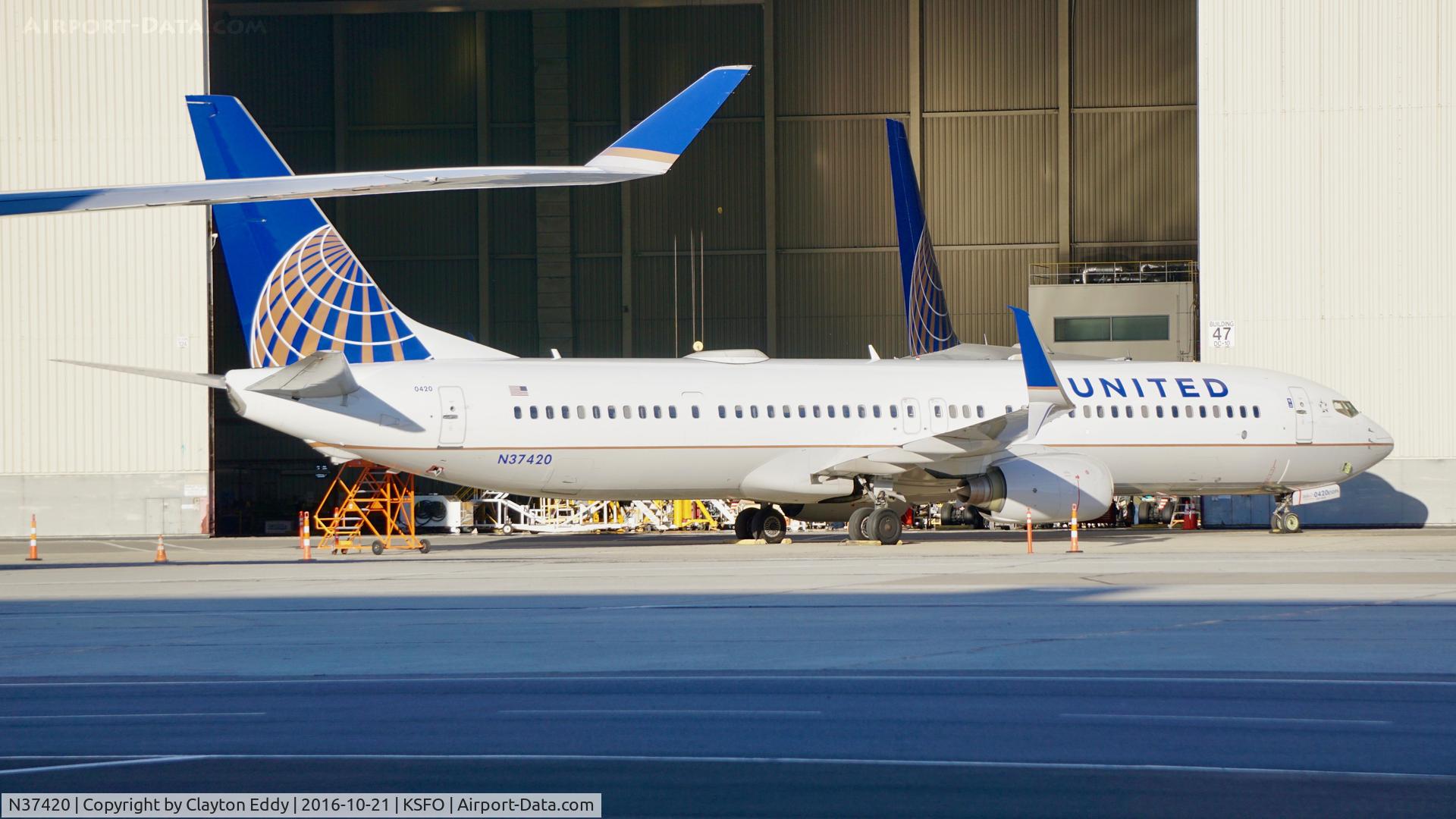 N37420, 2008 Boeing 737-924/ER C/N 33457, SFO 2016