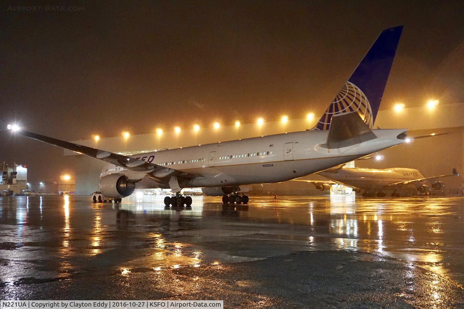 N221UA, 2001 Boeing 777-222 C/N 30552, SFO 2016