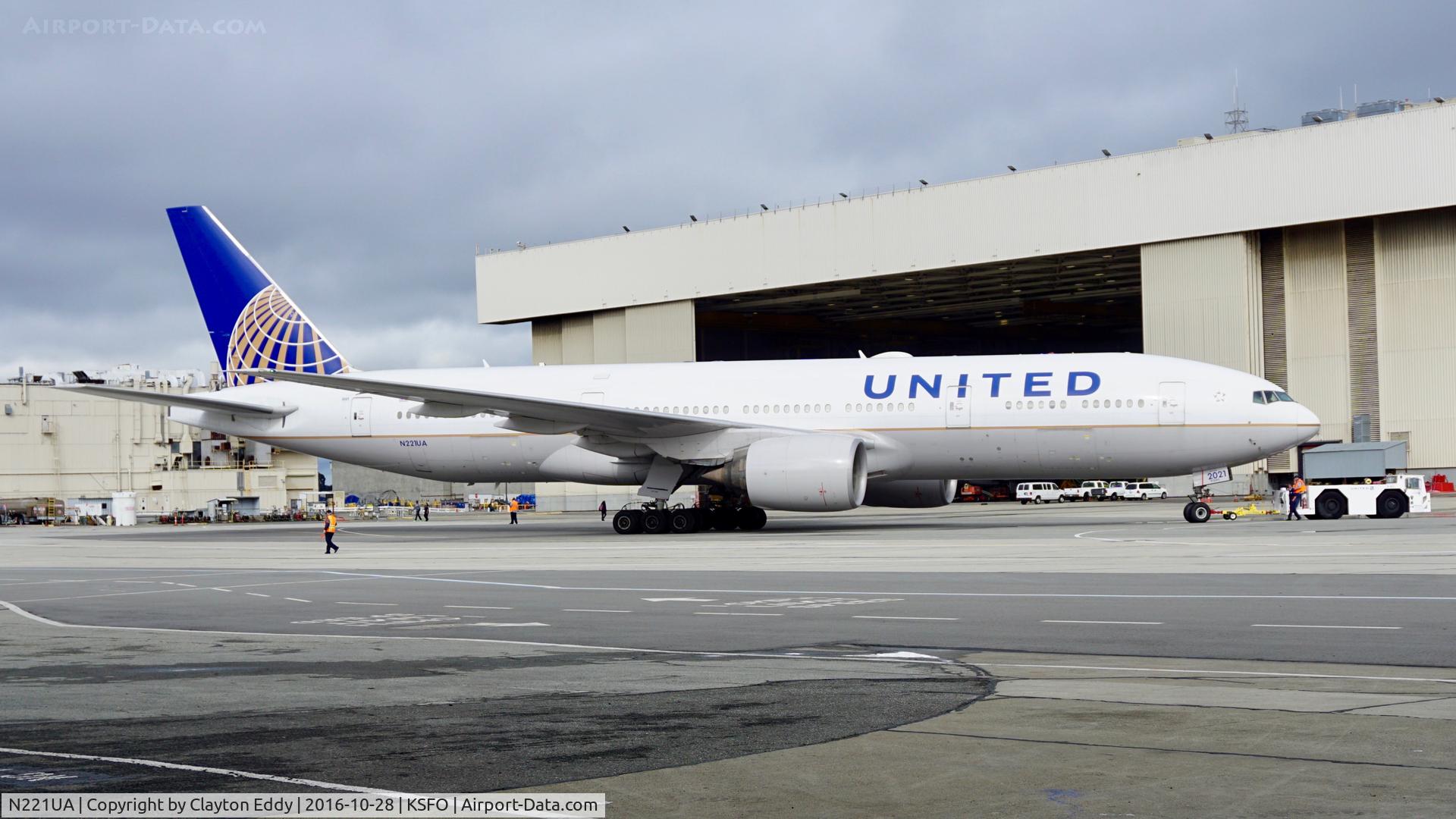 N221UA, 2001 Boeing 777-222 C/N 30552, SFO 2016