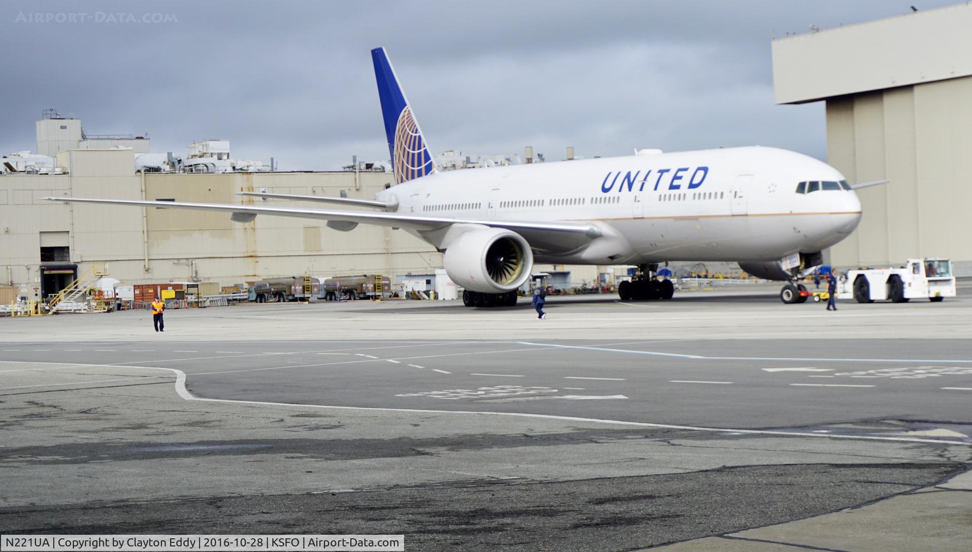 N221UA, 2001 Boeing 777-222 C/N 30552, SFO 2016