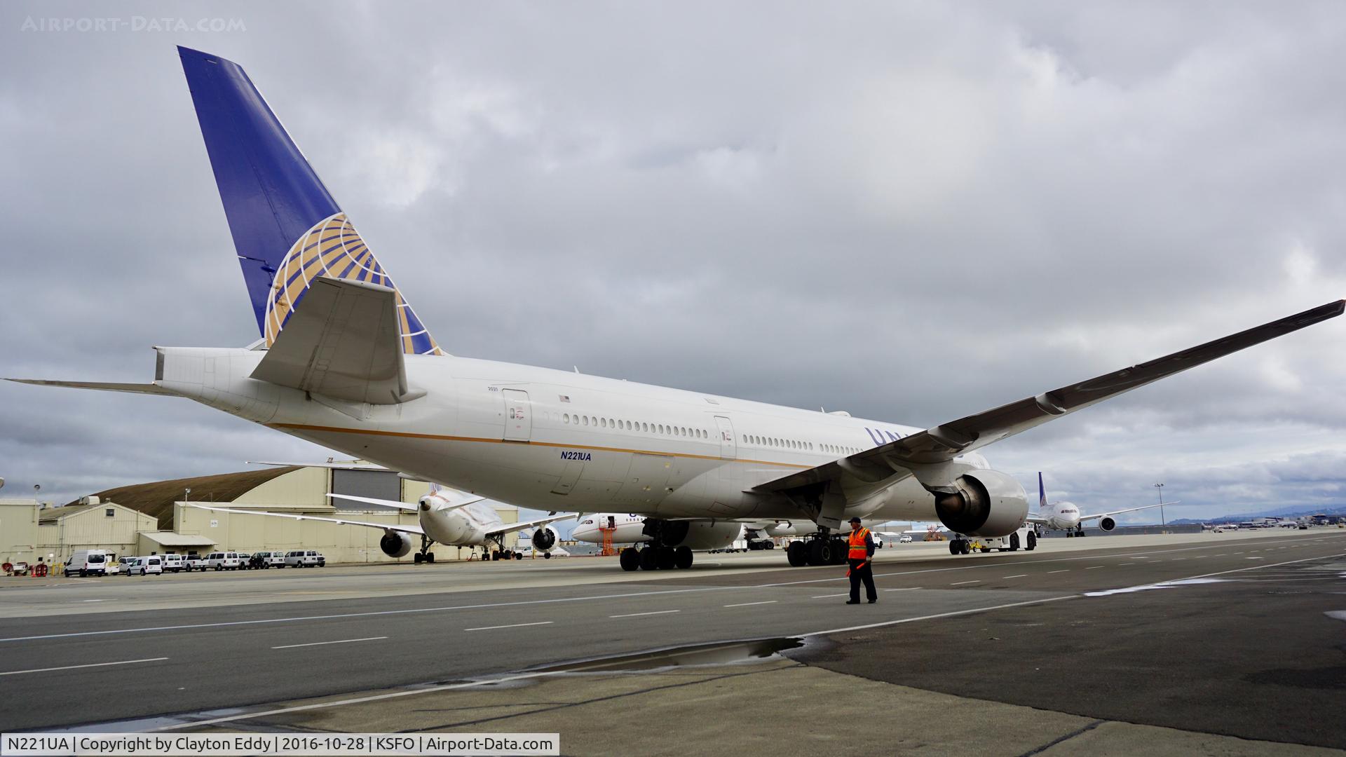 N221UA, 2001 Boeing 777-222 C/N 30552, SFO 2016