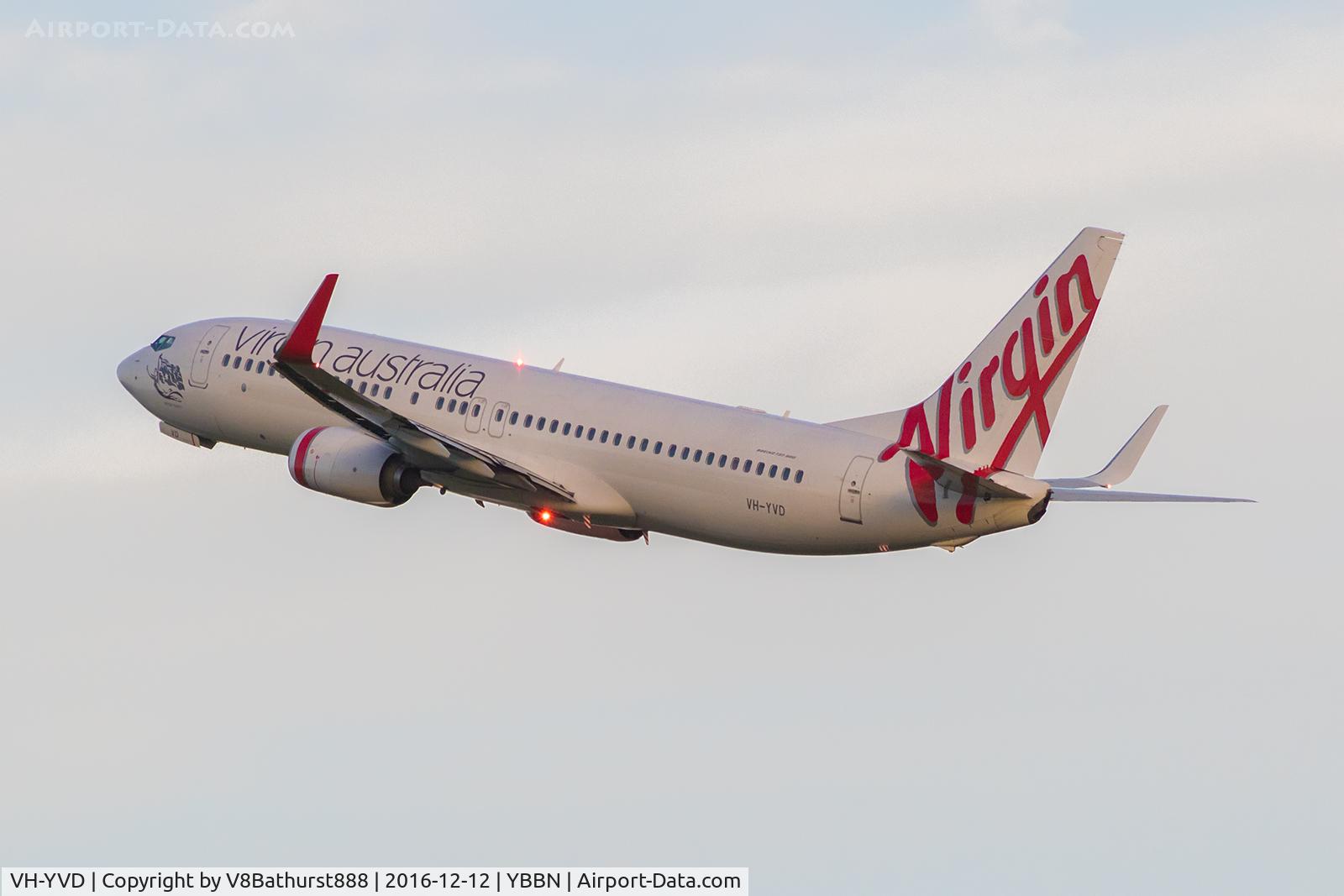 VH-YVD, 2011 Boeing 737-8FE C/N 40998, Flashing the beacons on departure