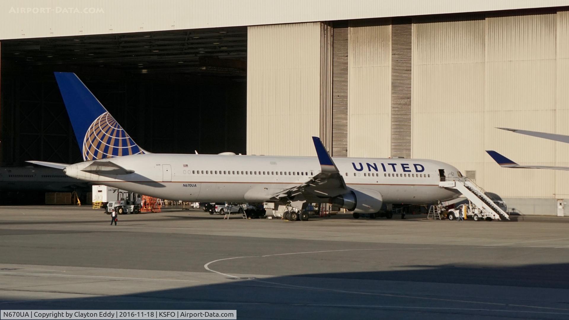 N670UA, 1999 Boeing 767-322 C/N 29240, SFO 2016