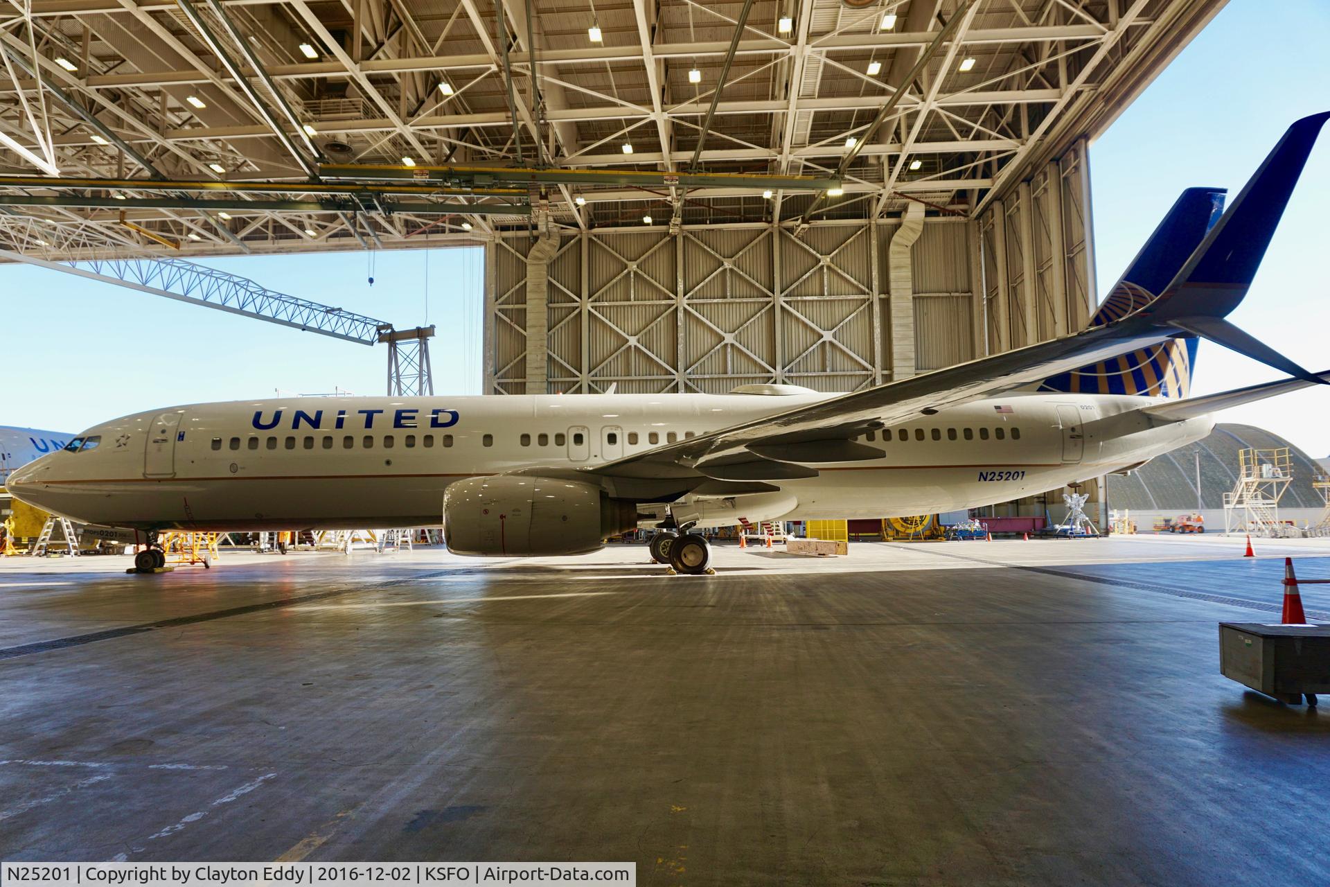 N25201, 1999 Boeing 737-824 C/N 28958, SFO 2016