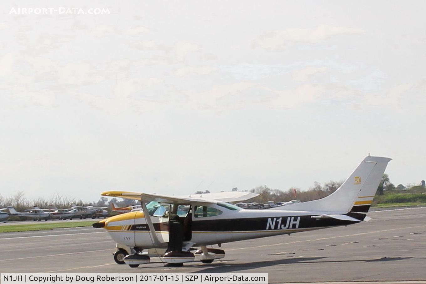 N1JH, 1977 Cessna 182Q Skylane C/N 18265561, 1977 Cessna 182Q SKYLANE, Continental O-470-U 230 Hp, preparing to depart