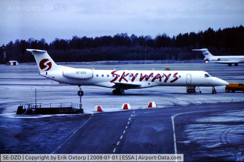 SE-DZD, 1999 Embraer EMB-145EP (ERJ-145EP) C/N 145185, SE-DZD in ARN JAN00