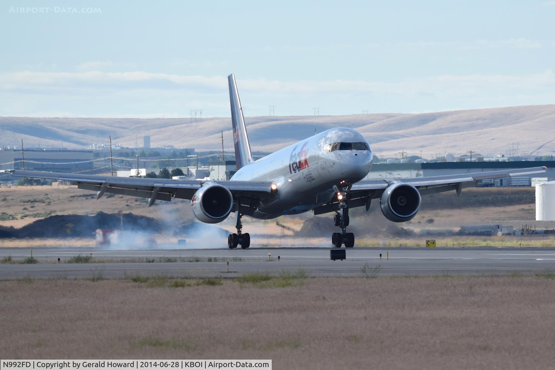 N992FD, 1986 Boeing 757-232(F) C/N 22912, Landing RWY 28R.