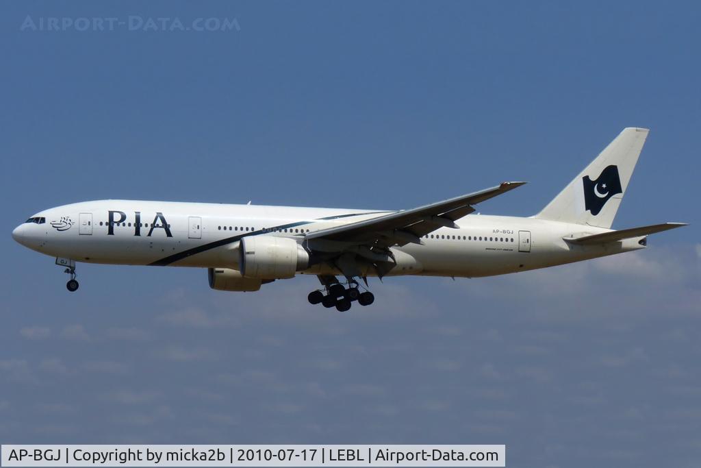 AP-BGJ, 2003 Boeing 777-240/ER C/N 33775, Landing