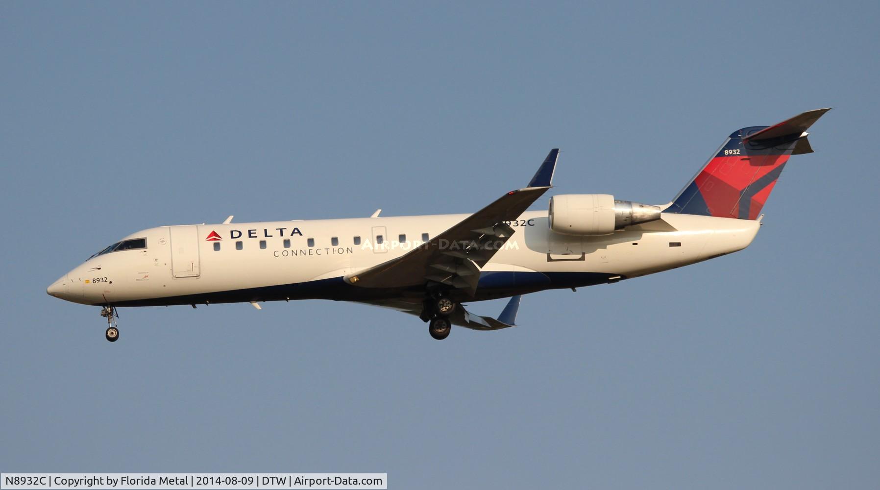 N8932C, 2004 Bombardier CRJ-200 (CL-600-2B19) C/N 7932, Delta Connection