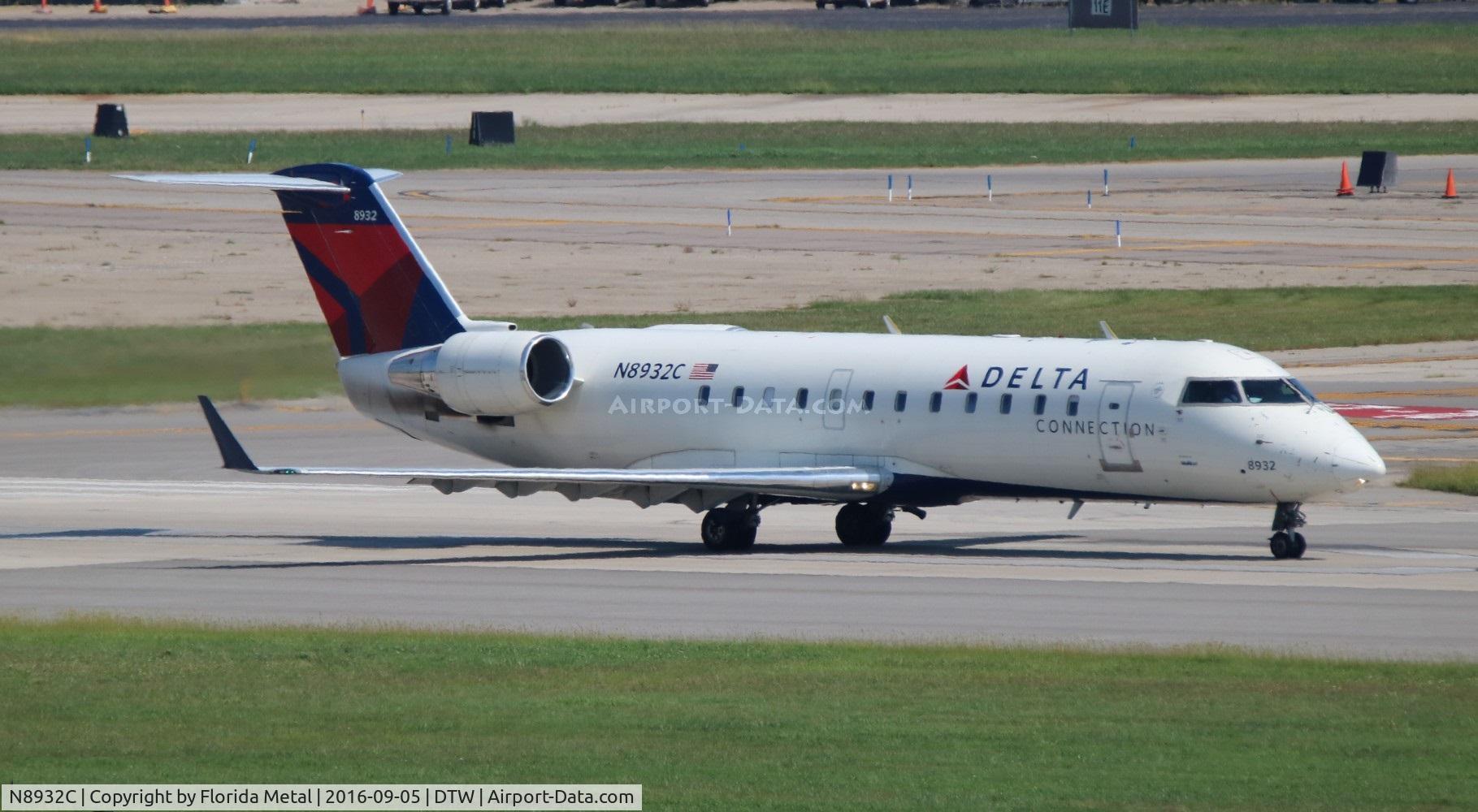 N8932C, 2004 Bombardier CRJ-200 (CL-600-2B19) C/N 7932, Delta Connection