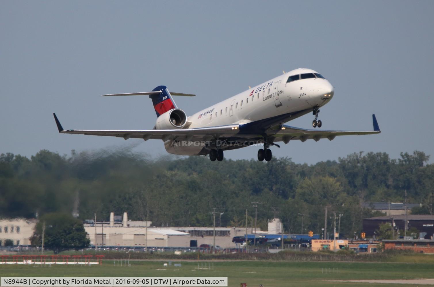 N8944B, 2004 Canadair CRJ-200 (CL-600-2B19) C/N 7944, Delta Connection