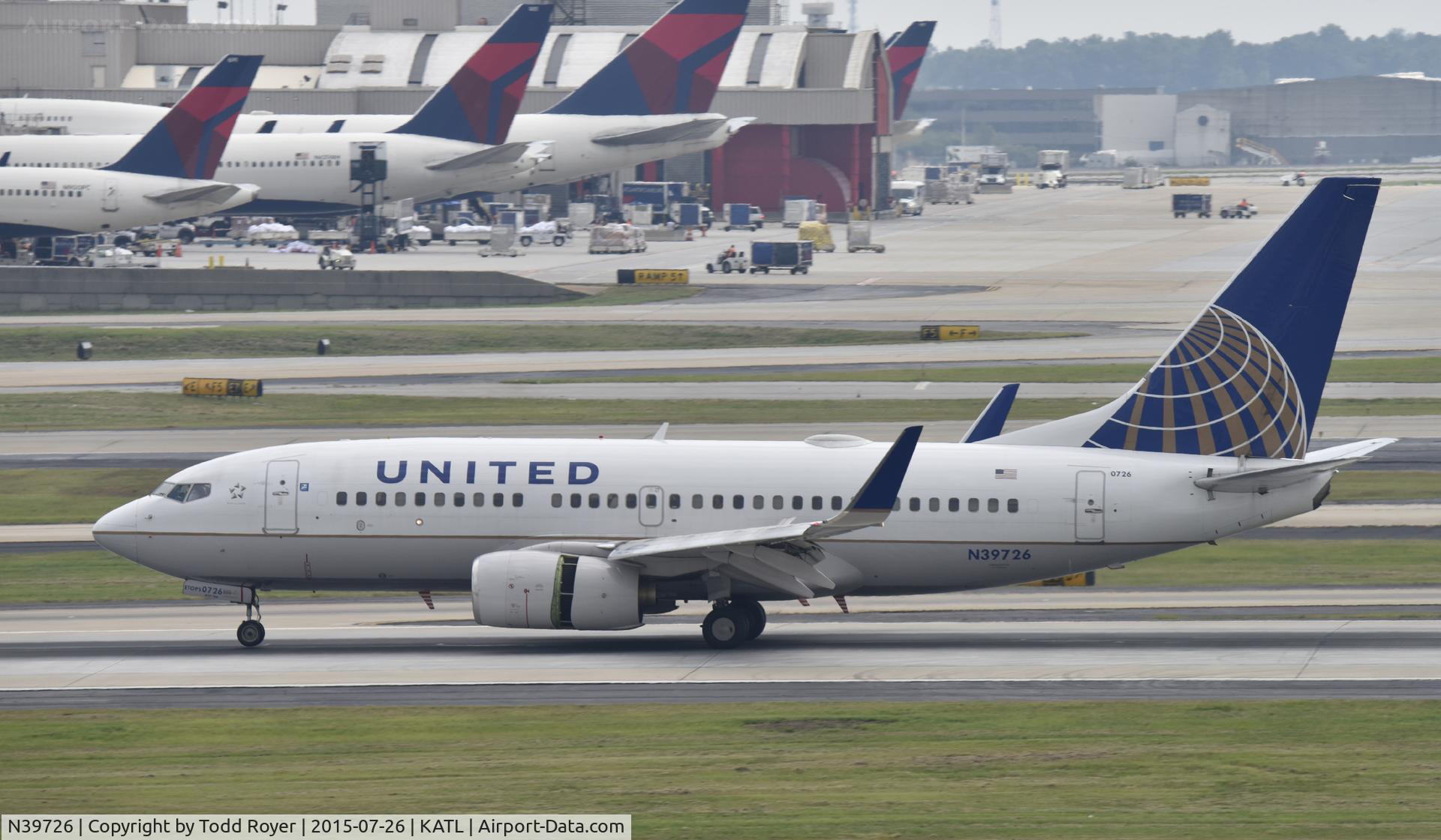 N39726, 1999 Boeing 737-724 C/N 28796, Arriving at Atlanta