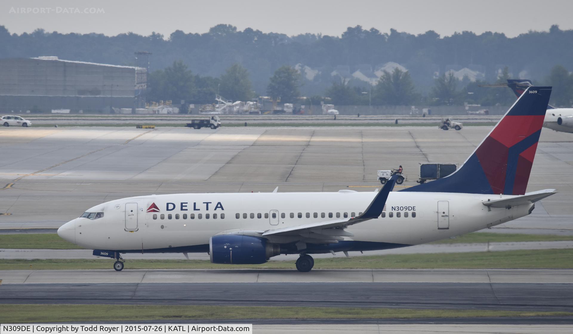 N309DE, 2009 Boeing 737-732 C/N 29634, Departing Atlanta