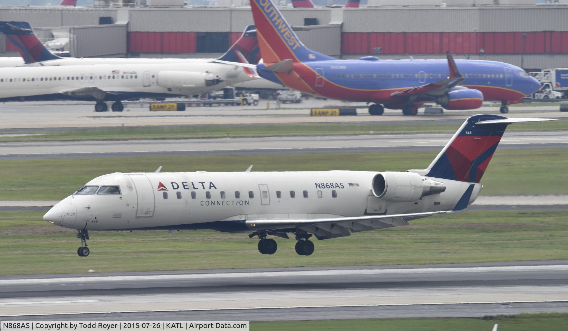 N868AS, 2001 Bombardier CRJ-200ER (CL-600-2B19) C/N 7474, Arriving at Atlanta