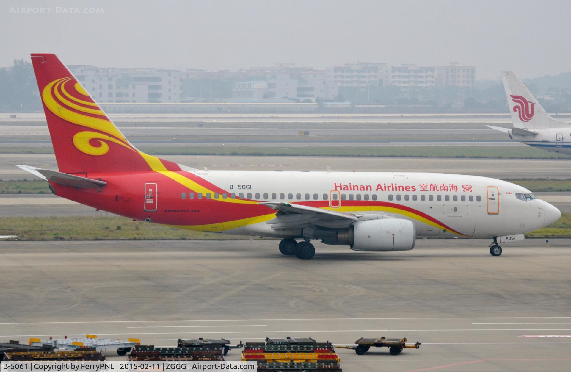 B-5061, 1998 Boeing 737-76N C/N 28583, Hainan B737 taxying out.