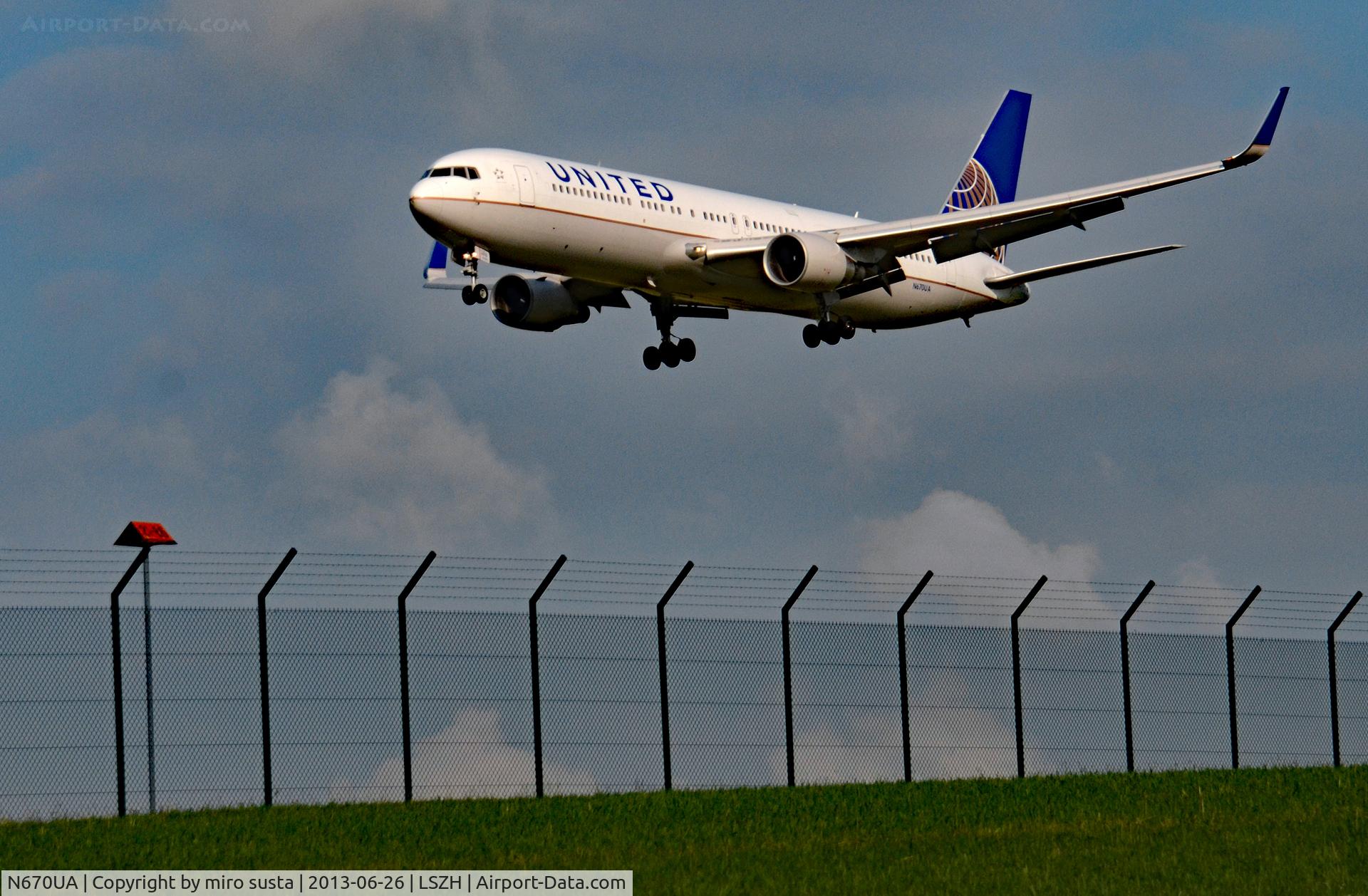 N670UA, 1999 Boeing 767-322 C/N 29240, United Airlines Boeing 767-322 (ER)(WL) airplane landing at Zurich-Kloten International Airport.