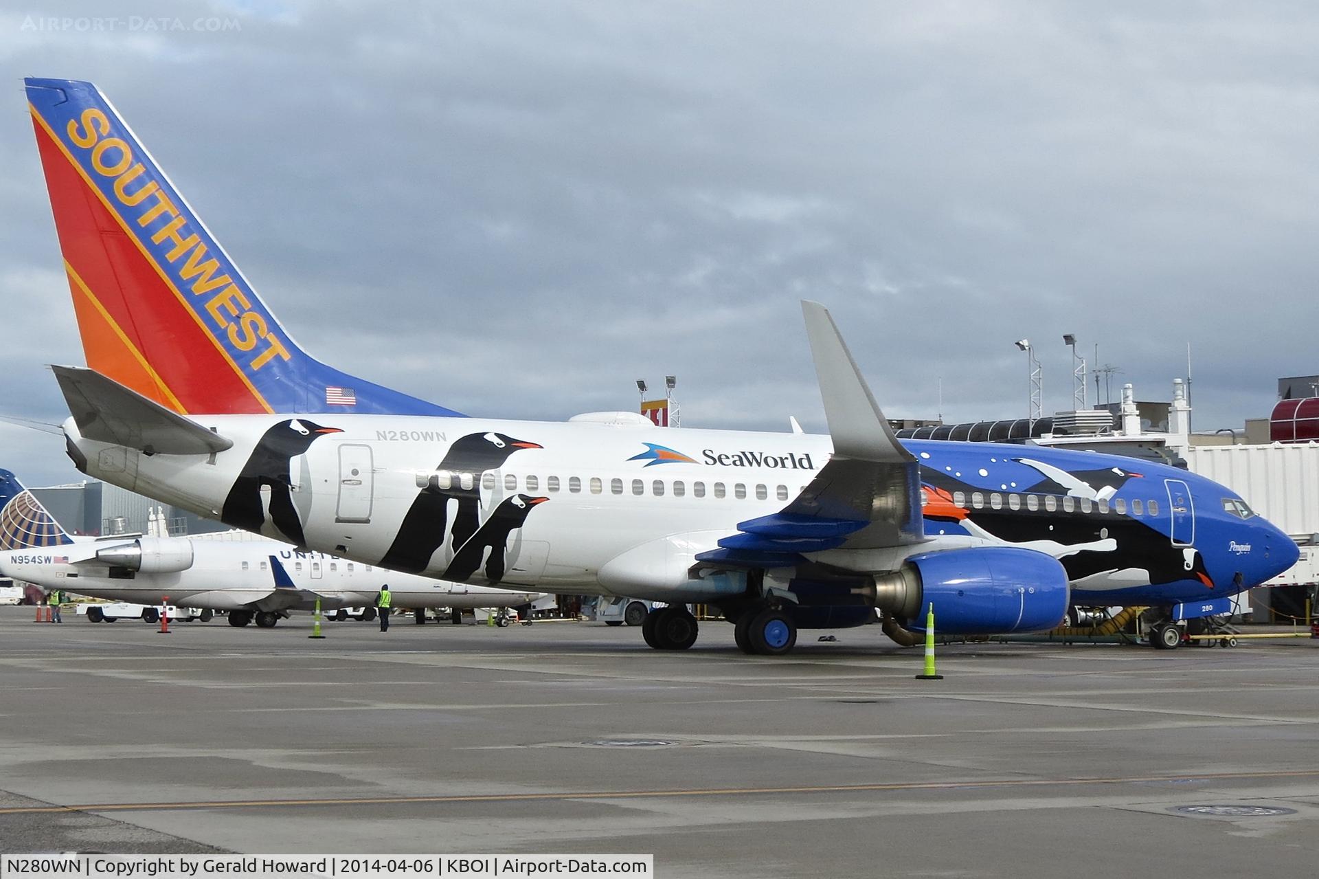 N280WN, 2007 Boeing 737-7H4 C/N 32533, Parked at the gate.