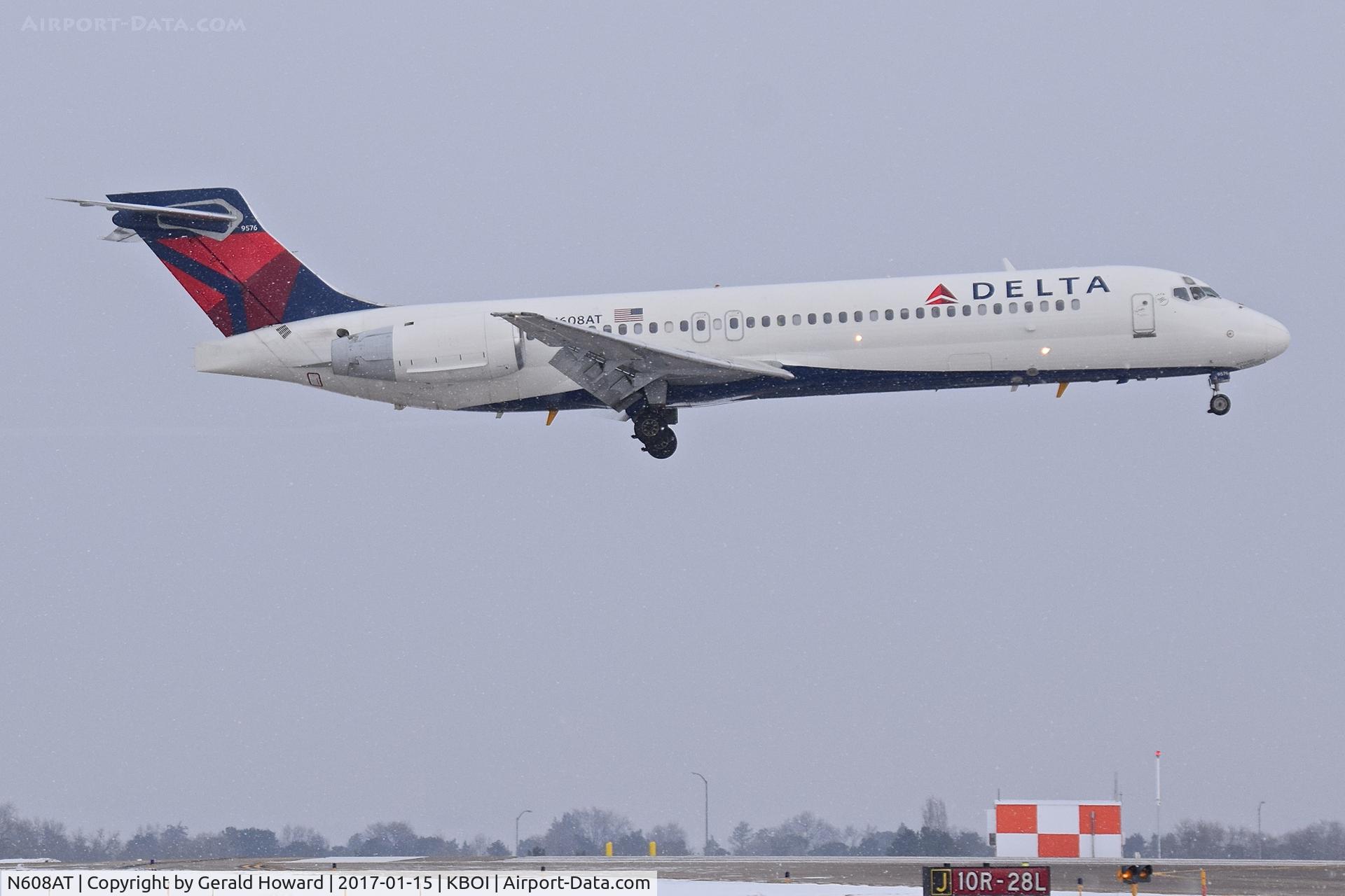 N608AT, 2000 Boeing 717-200 C/N 55081, Landing RWY 10R.
