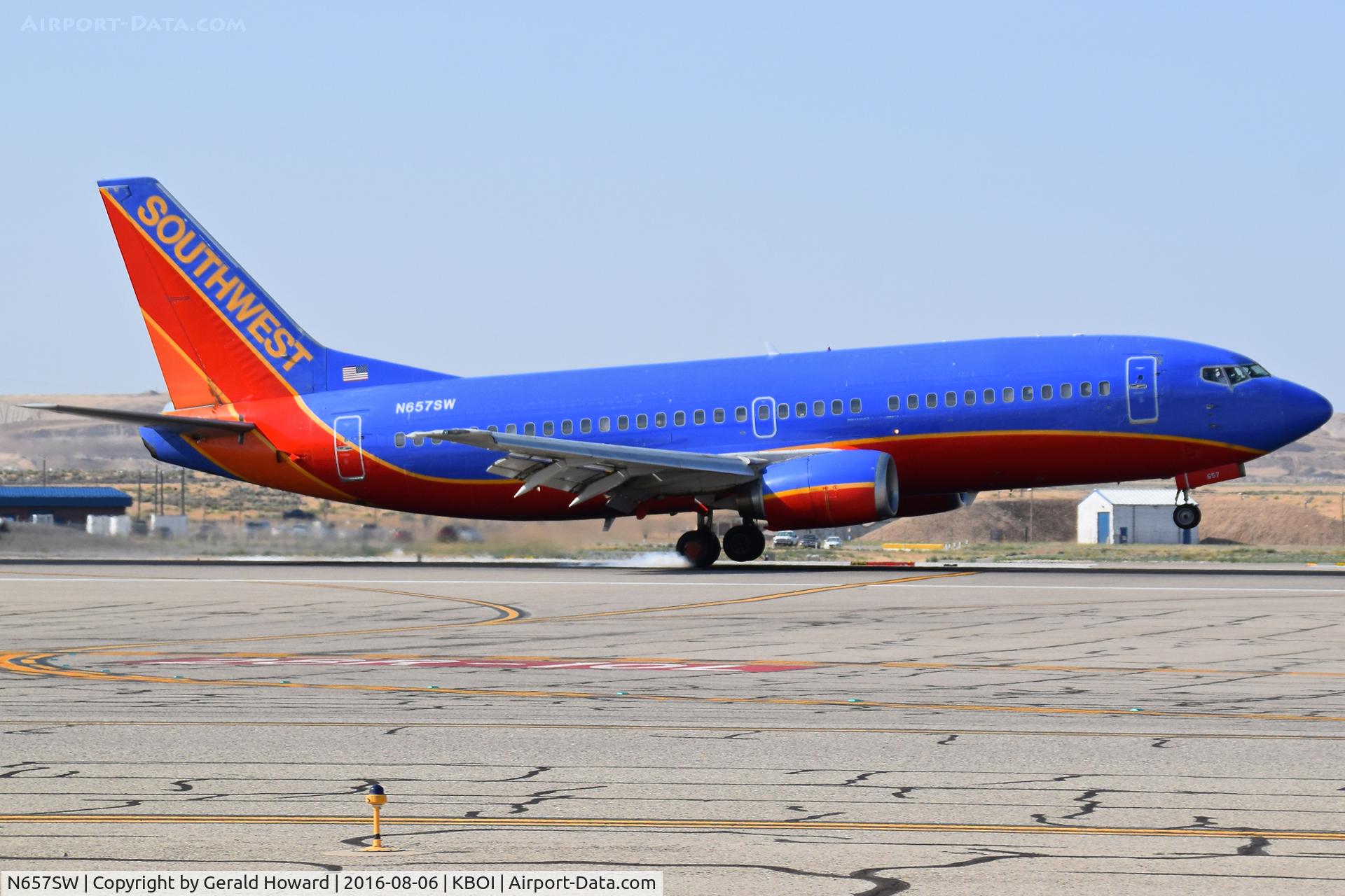 N657SW, 1985 Boeing 737-3L9 C/N 23331, Landing RWY 28R.