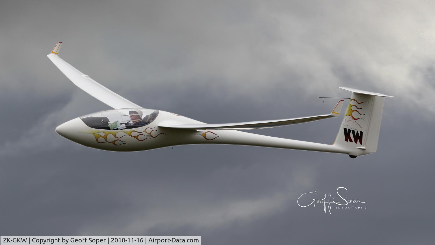 ZK-GKW, Schleicher ASW-27 C/N 27117, Omarama NZ, Pilot Derek Kraak