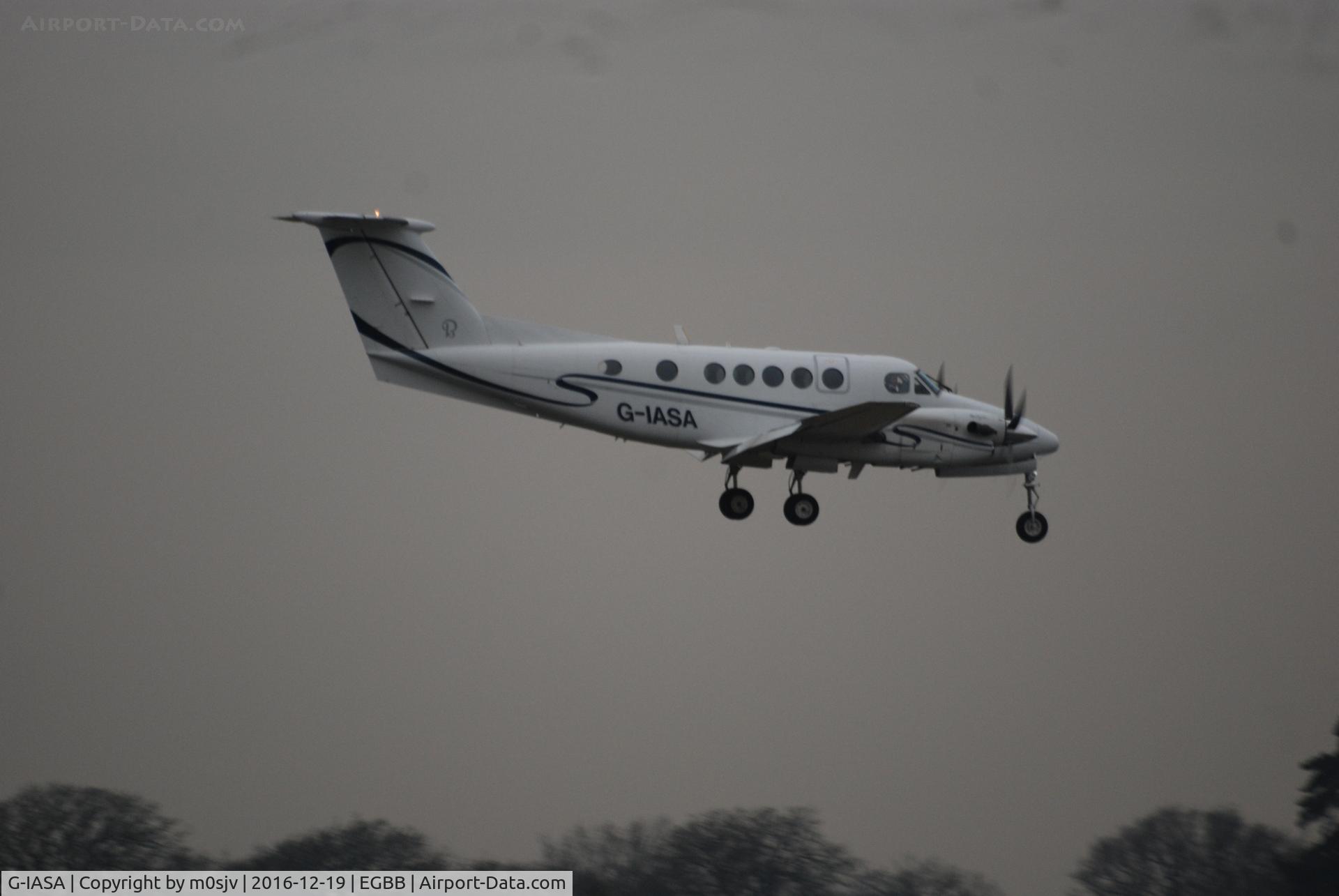 G-IASA, 1999 Raytheon B200 King Air C/N BB-1698, FINALS TO LAND