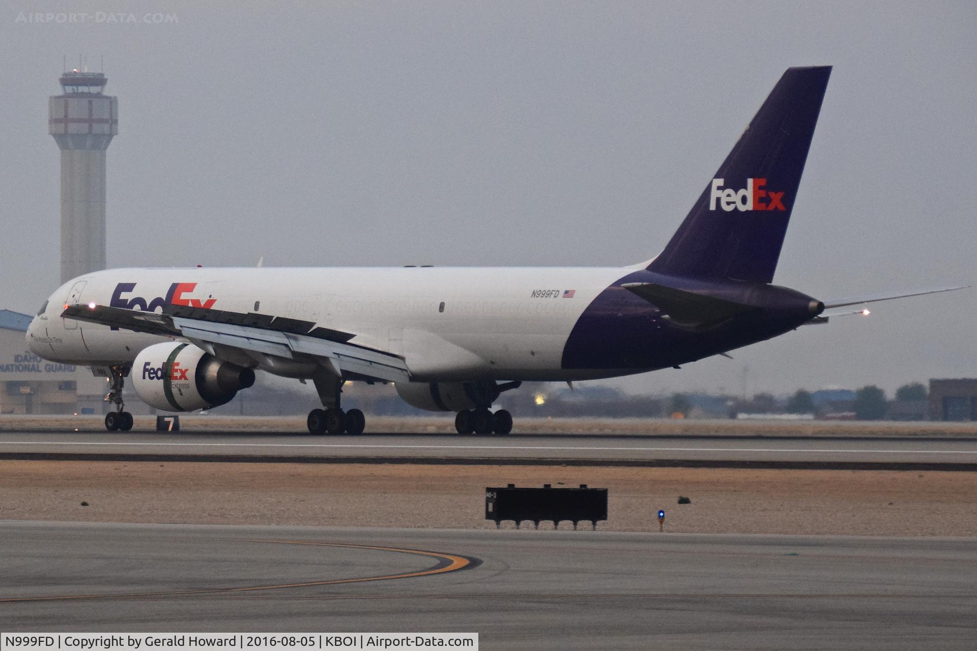 N999FD, 1990 Boeing 757-230/SF C/N 24748, Landing roll out on RWY 10L.