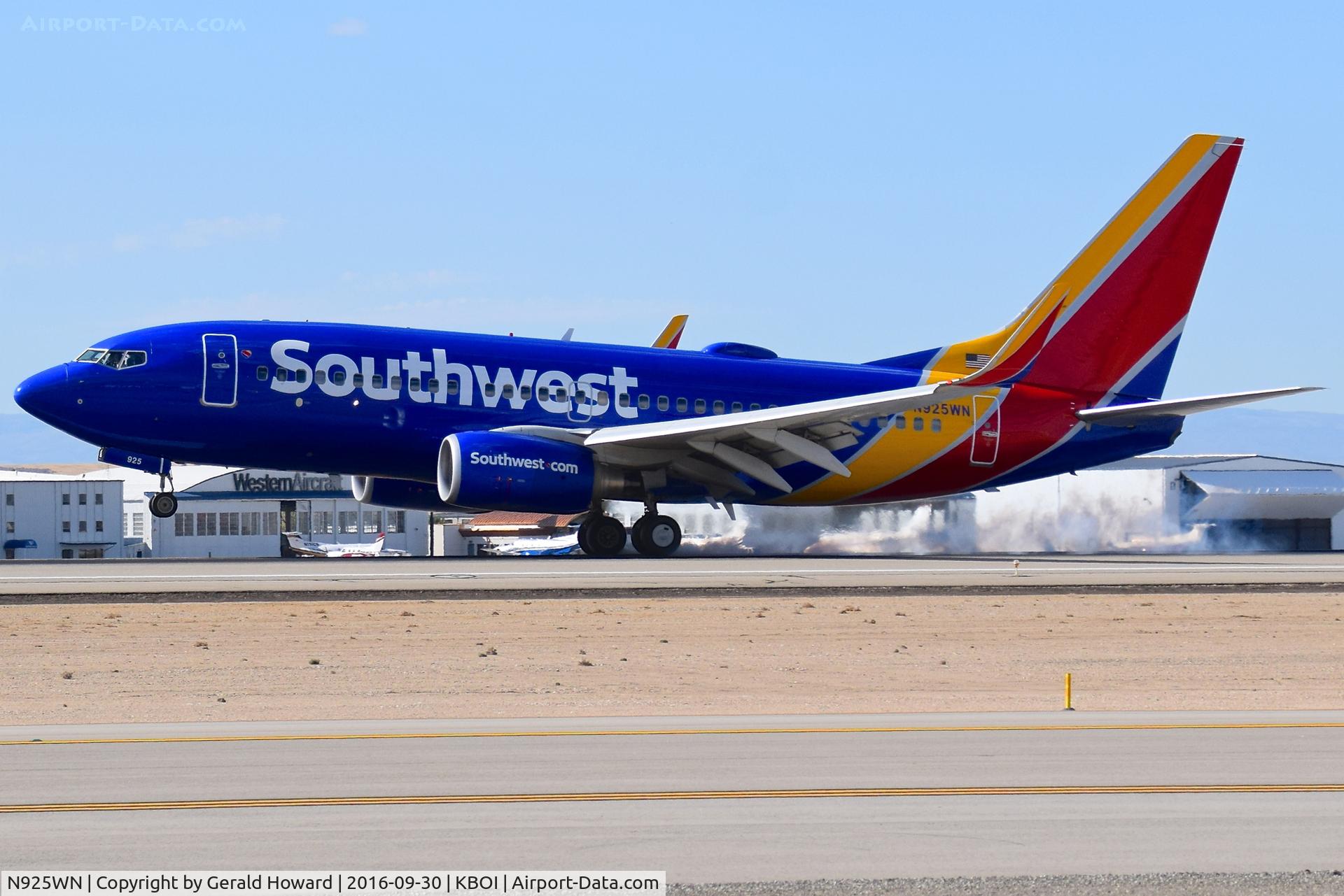 N925WN, 2008 Boeing 737-7H4 C/N 36630, Landing RWY 10L.