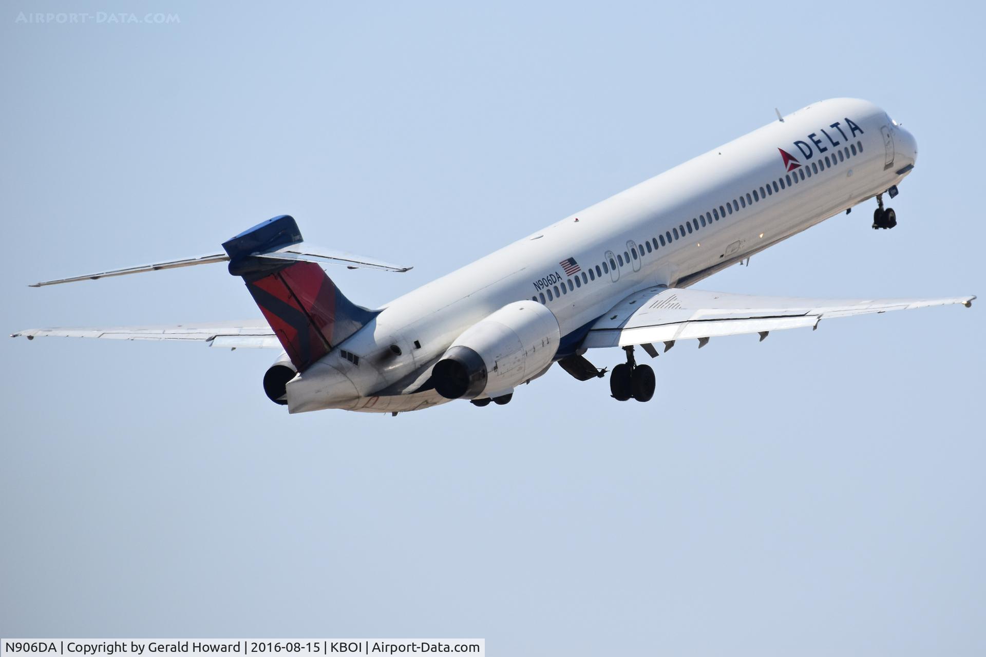 N906DA, 1995 McDonnell Douglas MD-90-30 C/N 53386, Departing BOI