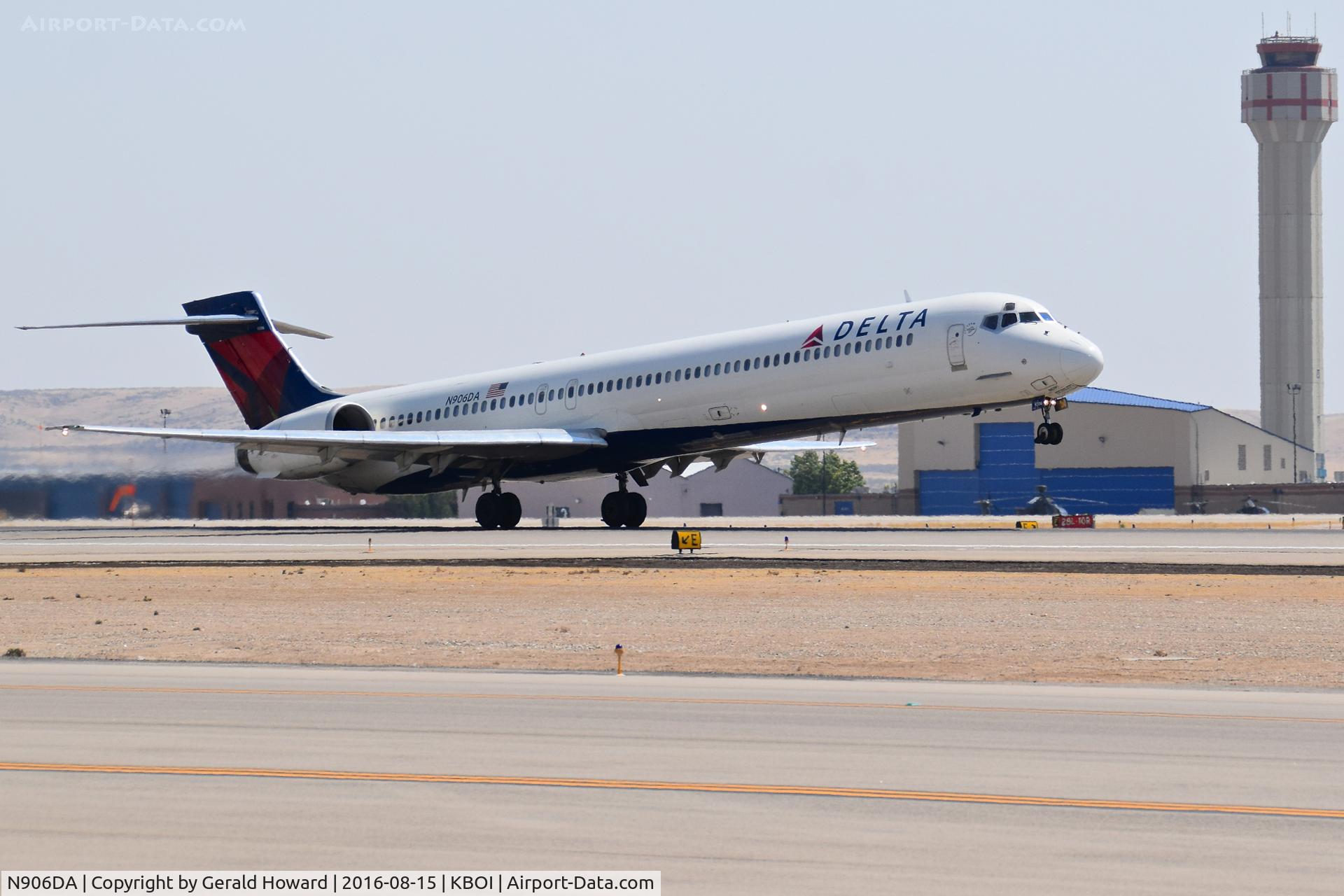 N906DA, 1995 McDonnell Douglas MD-90-30 C/N 53386, Take off on RWY 10L.
