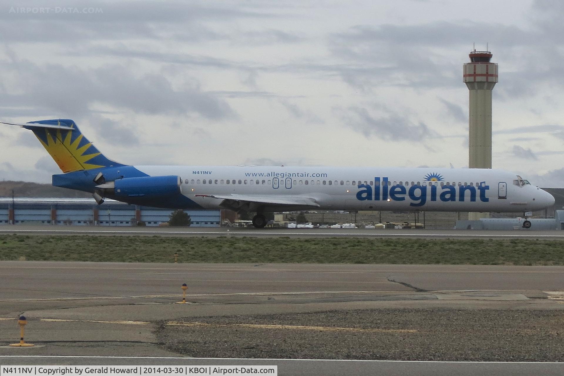 N411NV, 1992 McDonnell Douglas MD-82 (DC-9-82) C/N 53245, Landing RWY 28R.