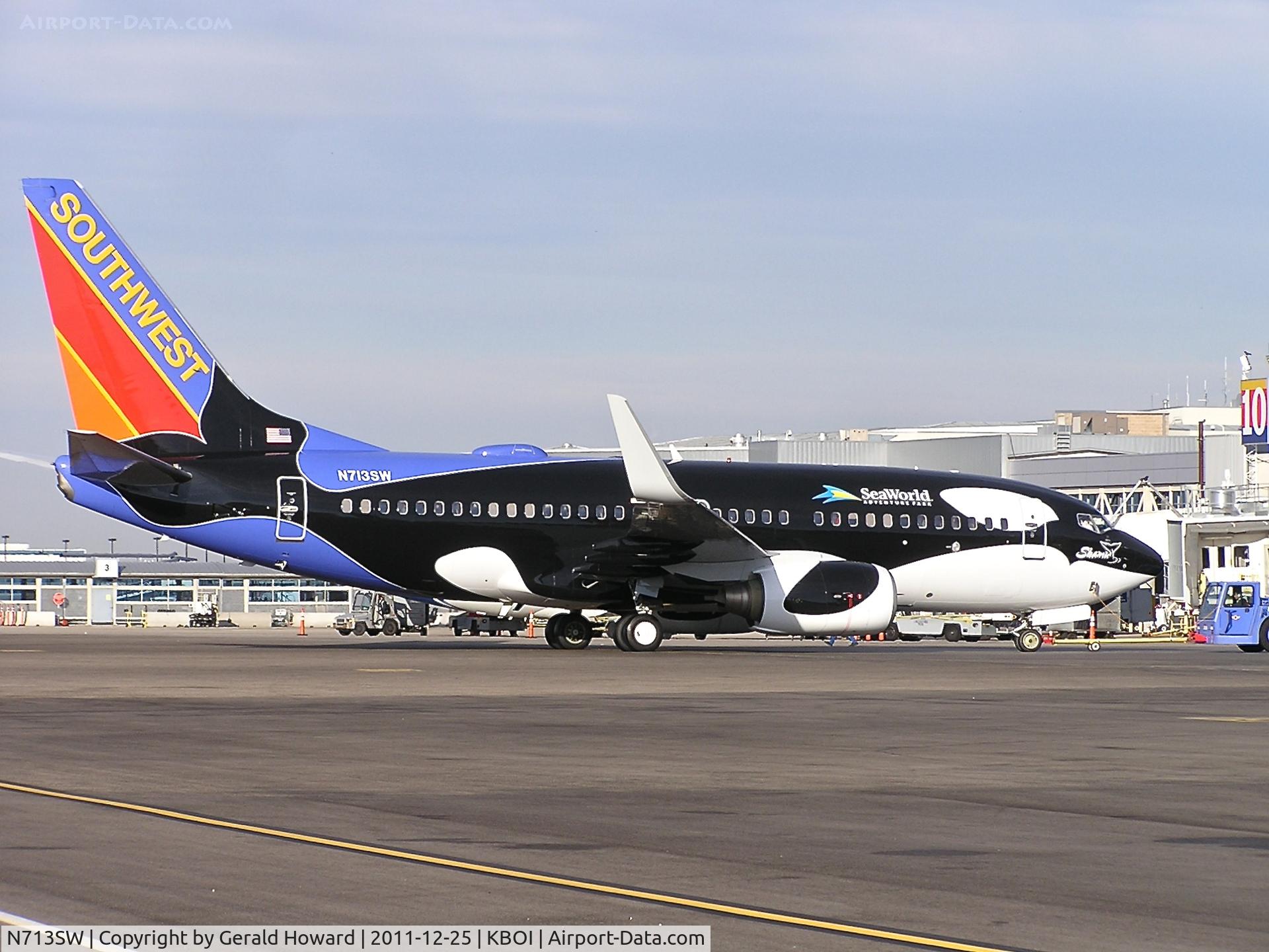 N713SW, 1998 Boeing 737-7H4 C/N 27847, At the Gate.