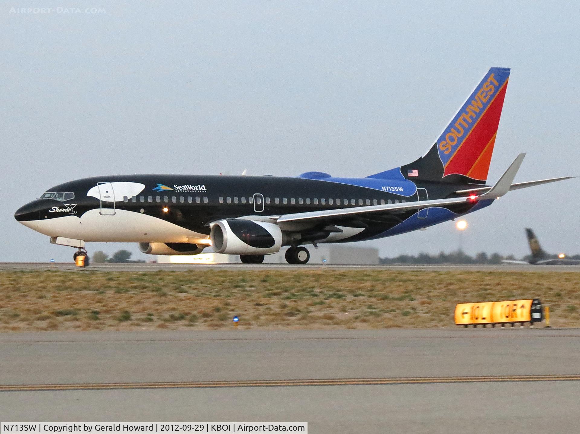 N713SW, 1998 Boeing 737-7H4 C/N 27847, Takeoff roll on RWY 10L.