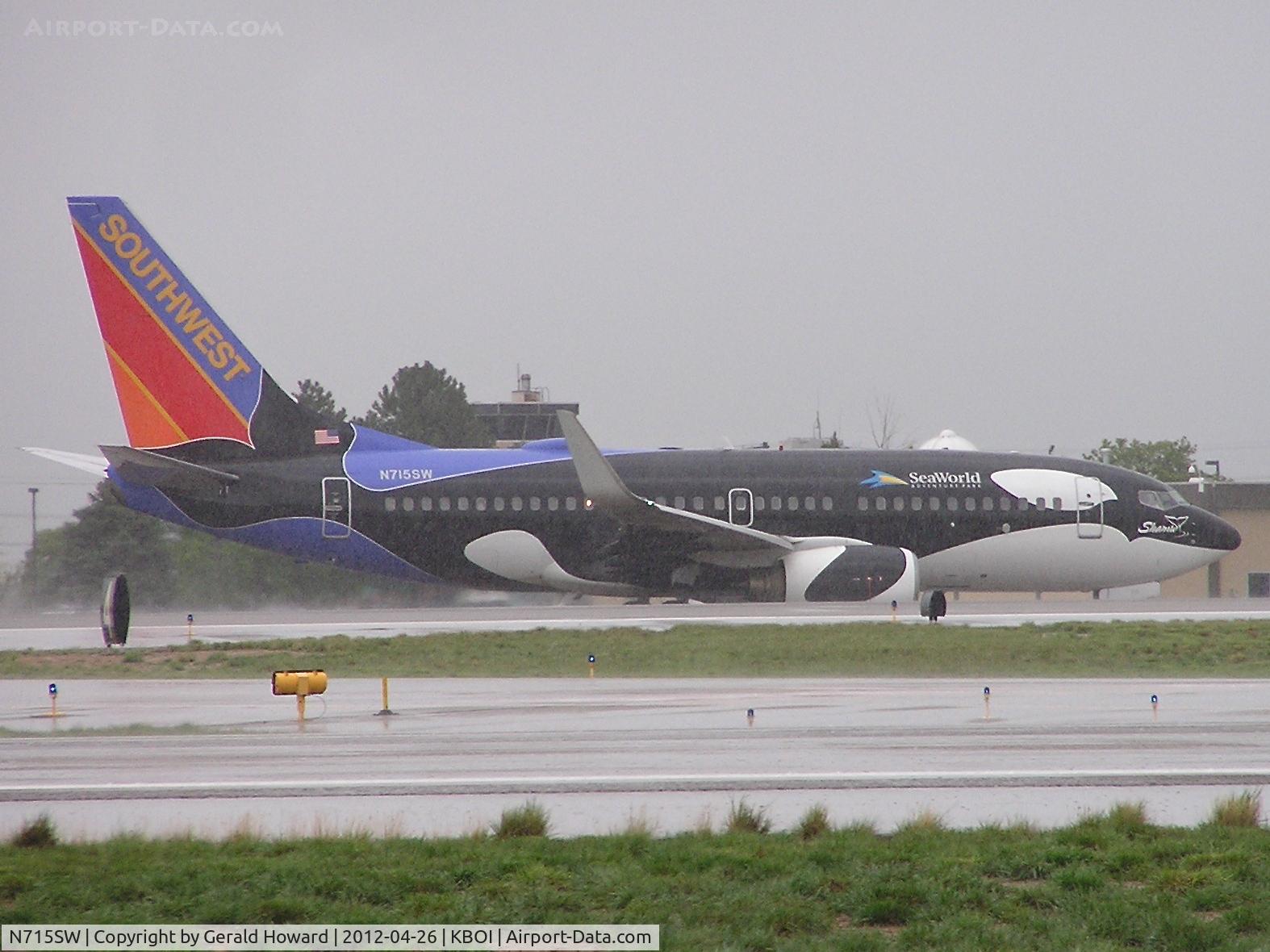 N715SW, 1998 Boeing 737-7H4 C/N 27849, On Alpha headed for RWY 28R on a very wet afternoon. One of two Shamus. The other being N713SW.