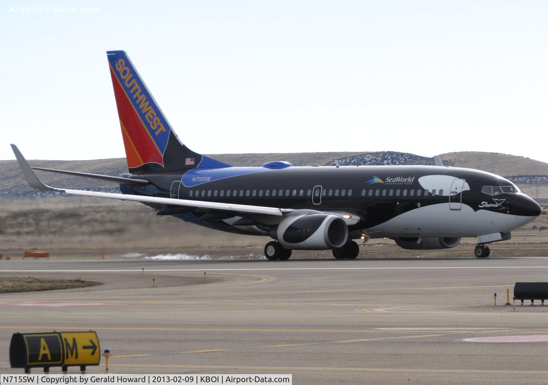 N715SW, 1998 Boeing 737-7H4 C/N 27849, Takeoff roll on RWY 28R.