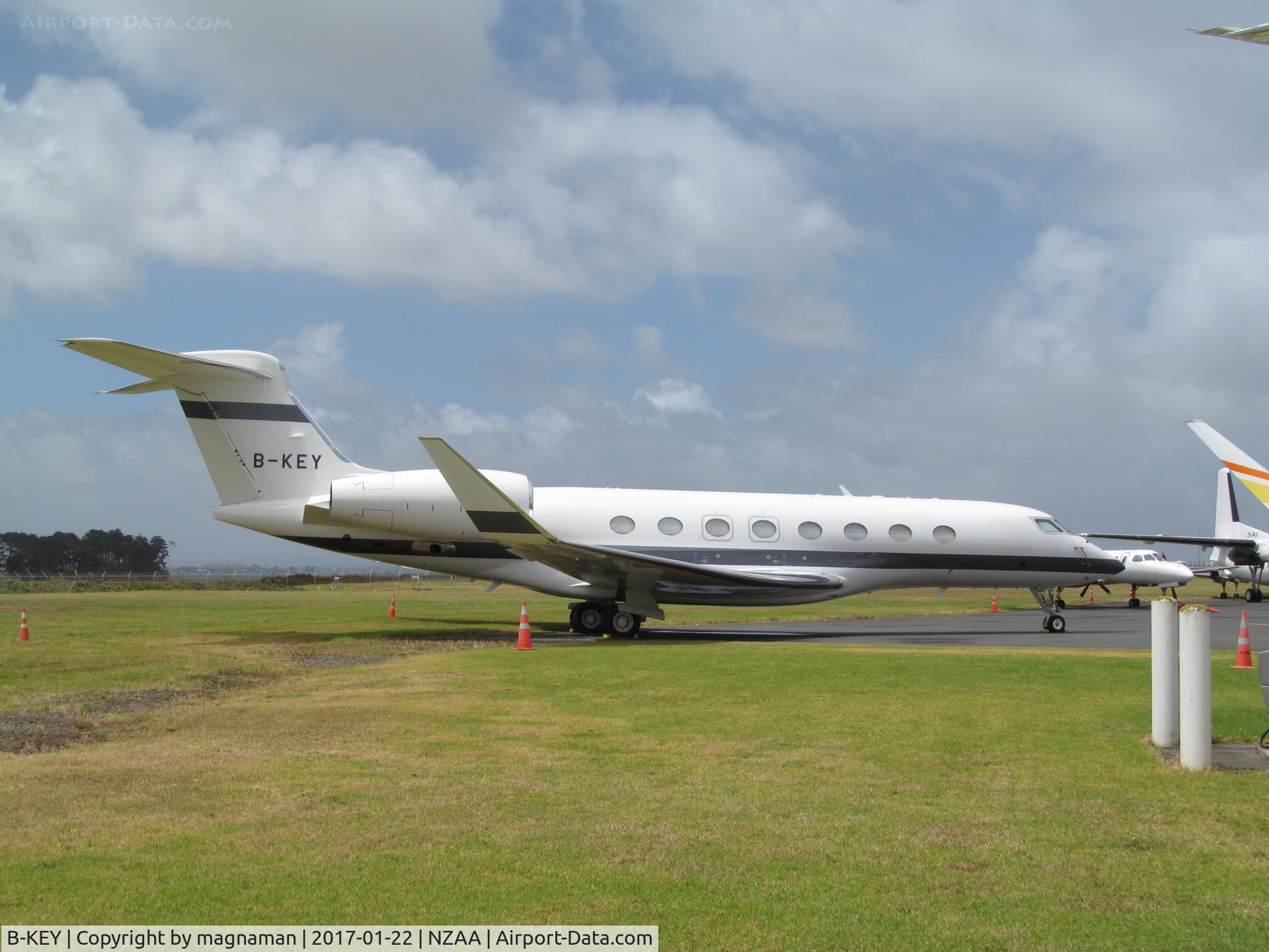 B-KEY, 2014 Gulfstream Aerospace G650 (G-VI) C/N 6098, side on view through fence