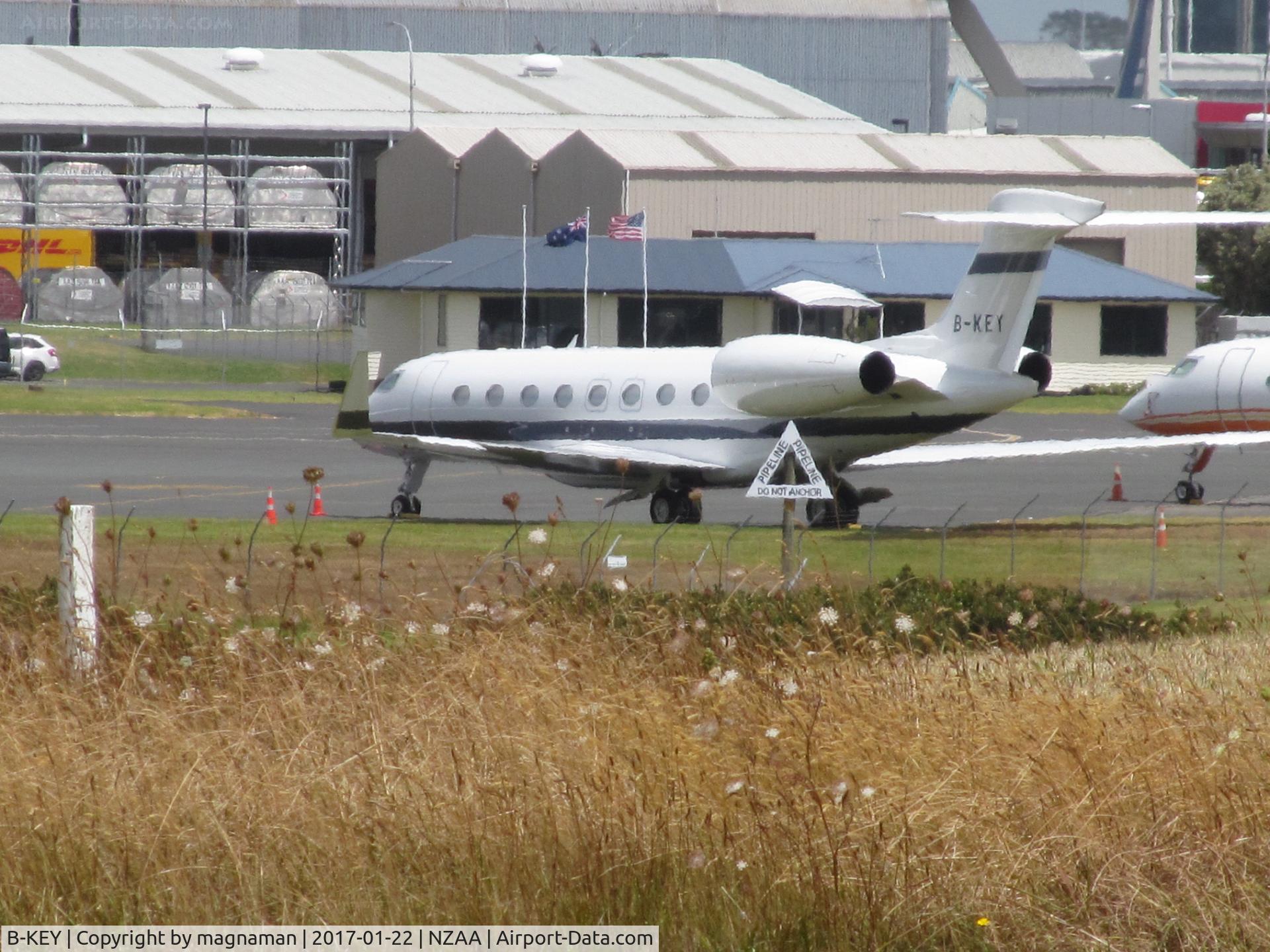 B-KEY, 2014 Gulfstream Aerospace G650 (G-VI) C/N 6098, long range view from public viewing car park off puhunui road