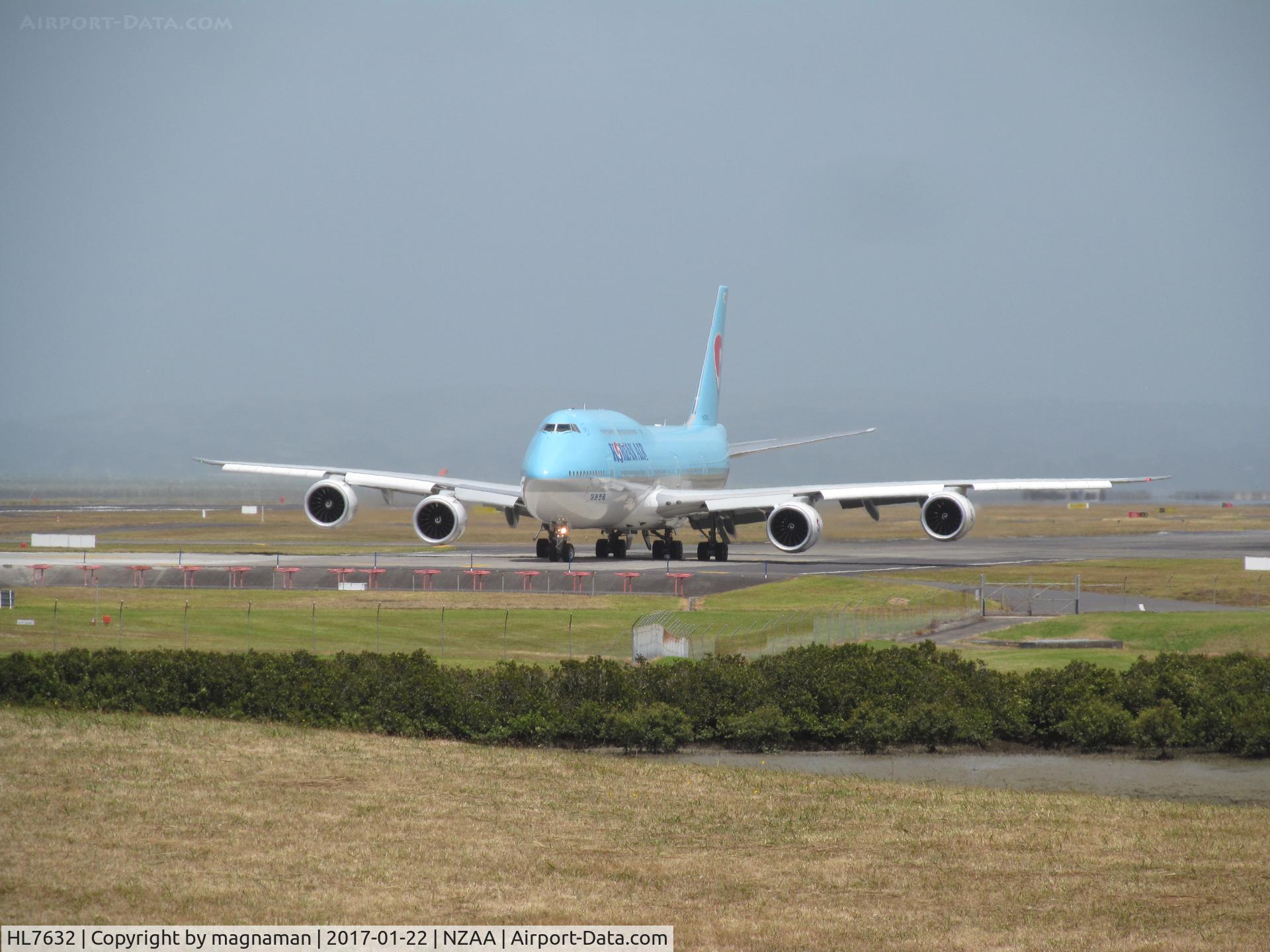 HL7632, 2015 Boeing 747-8B5 C/N 40907, taxying for departure