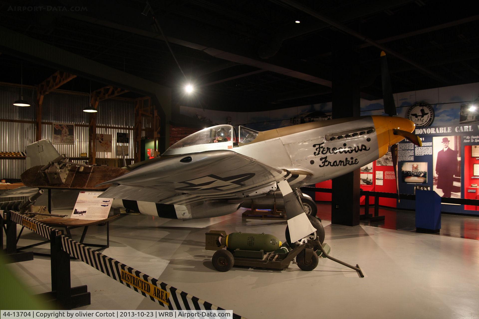 44-13704, 1944 North American P-51D-5-NA Mustang C/N 109-27337, profil view. This aircraft is a composite of several airframes. Museum of Aviation, Robins AFB.