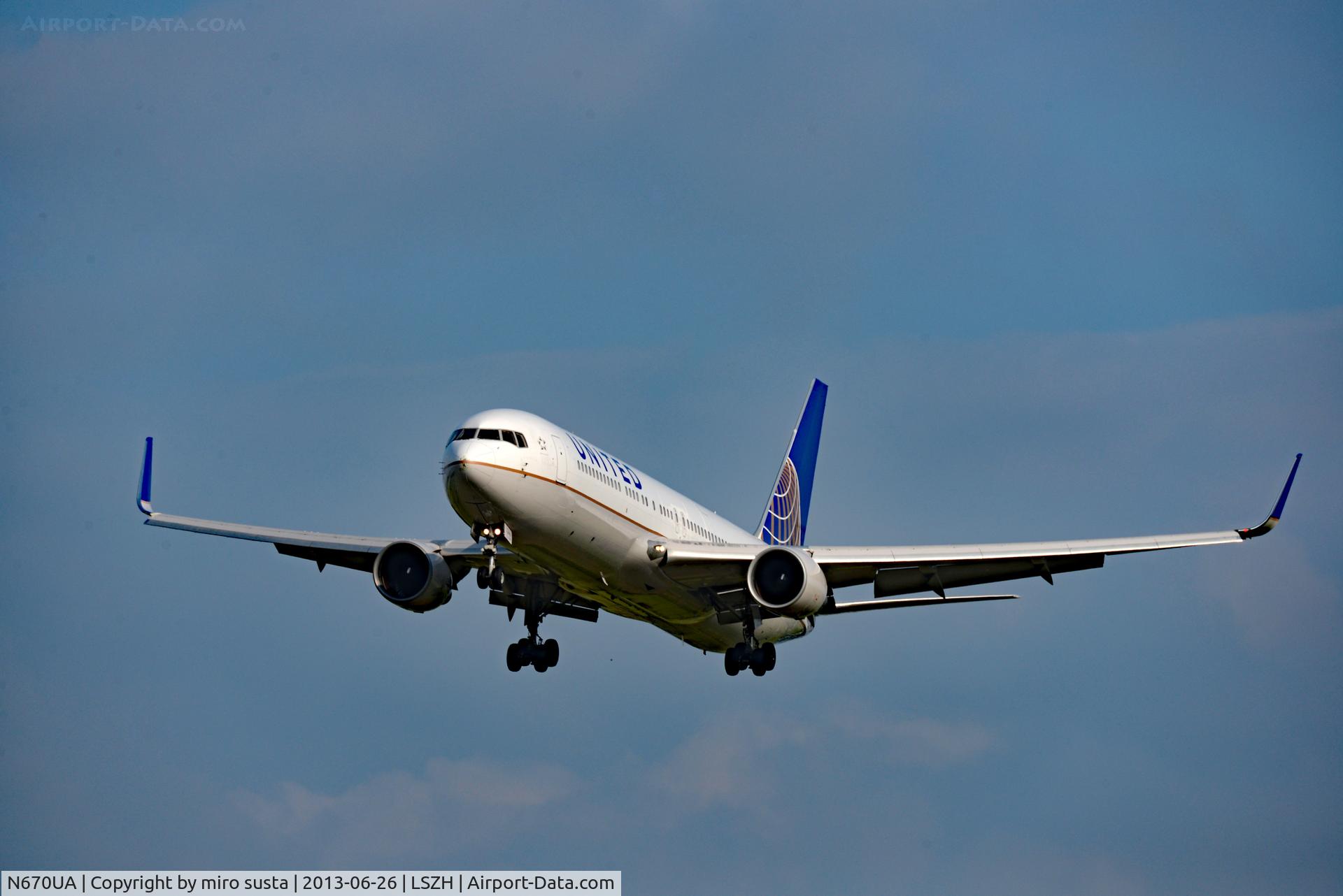N670UA, 1999 Boeing 767-322 C/N 29240, United  Airlines Boeing 767-322 airplane before landing at Zurich International Airport.