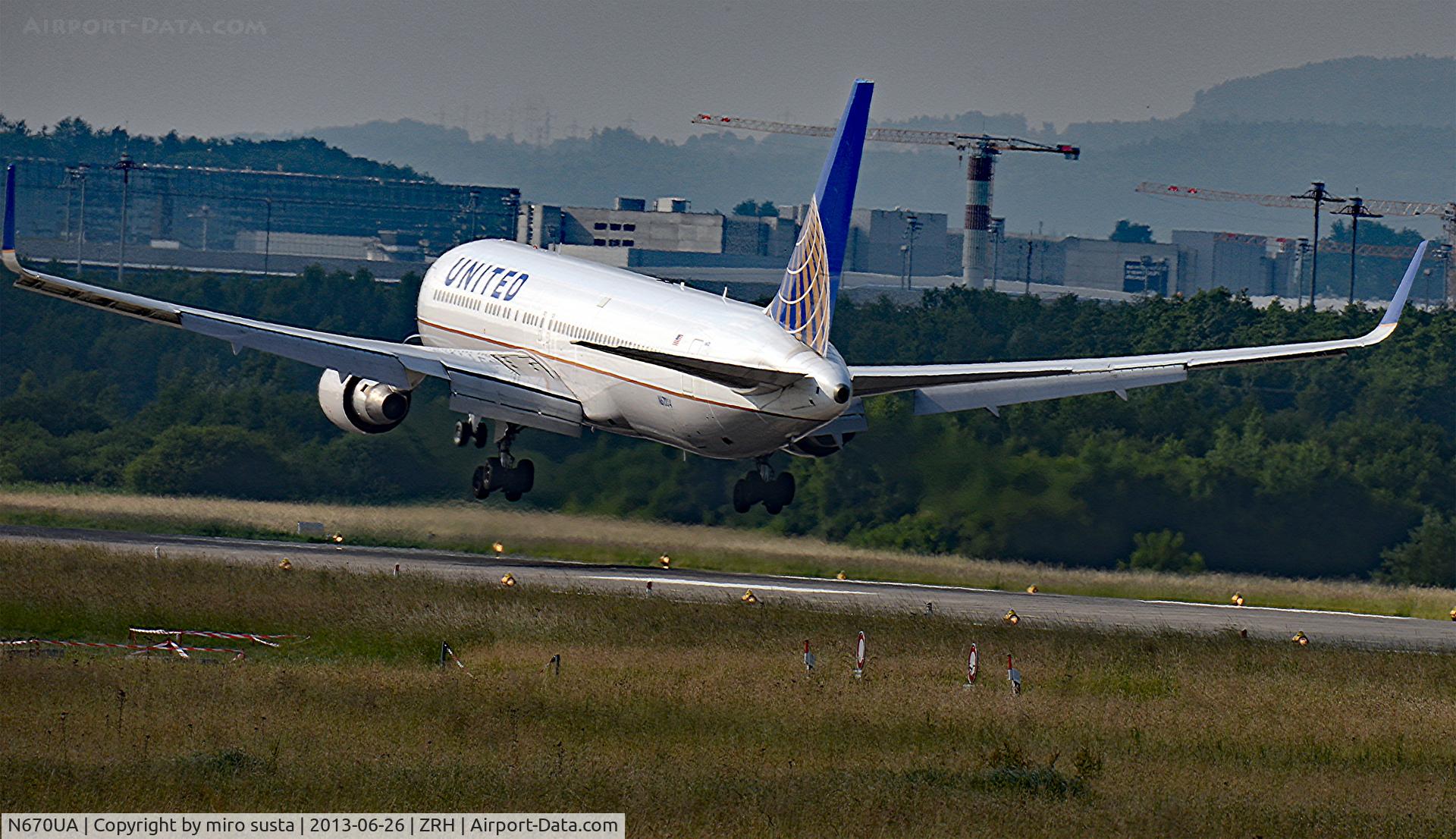 N670UA, 1999 Boeing 767-322 C/N 29240, United  Airlines Boeing 767-322 airplane landing at Zurich International Airport.