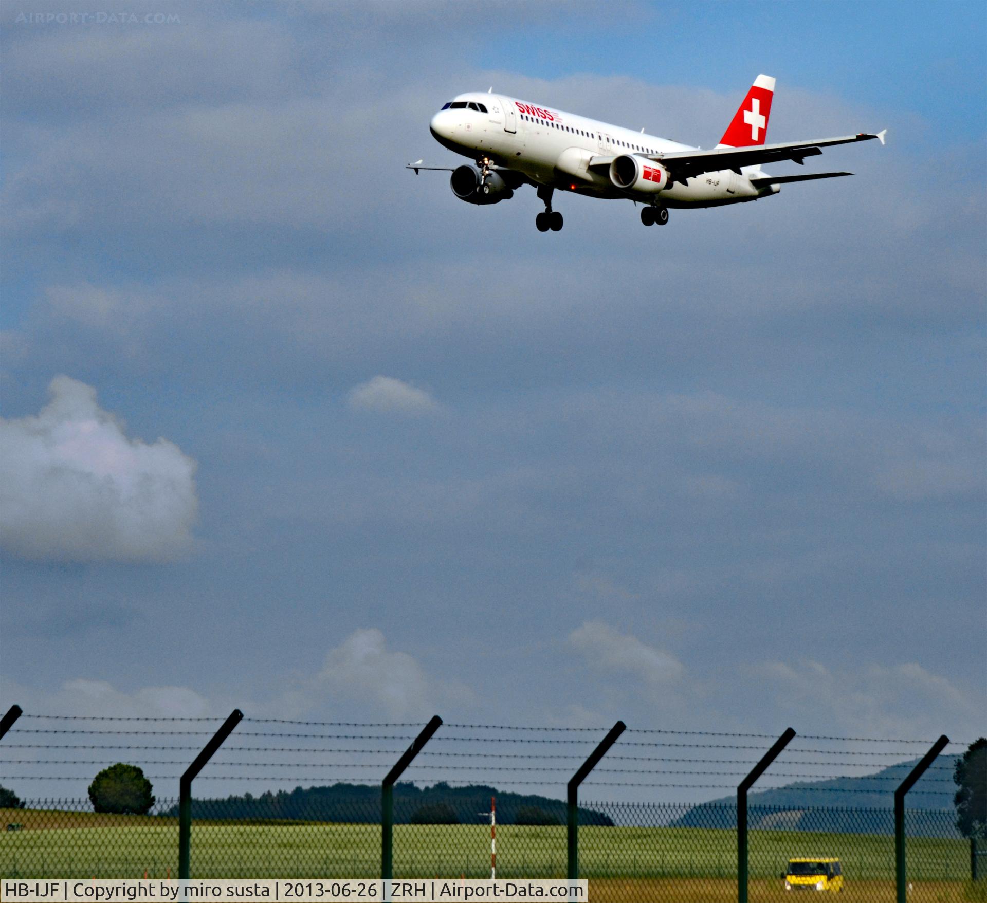 HB-IJF, 1995 Airbus A320-214 C/N 562, Swiss International  Airlines Airbus A320-214 airplane landing at Zurich International Airport.