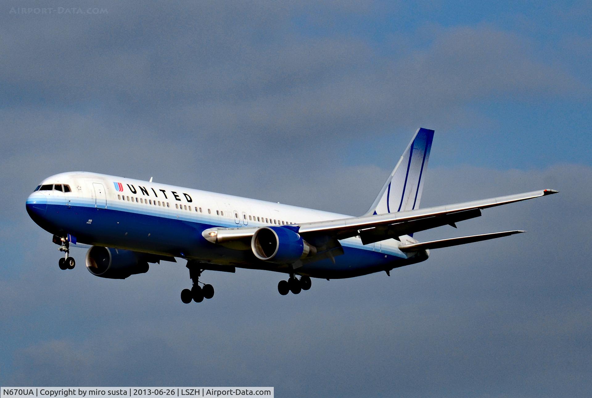 N670UA, 1999 Boeing 767-322 C/N 29240, United  Airlines Boeing 767-322(ER) airplane landing at Zurich International Airport.
