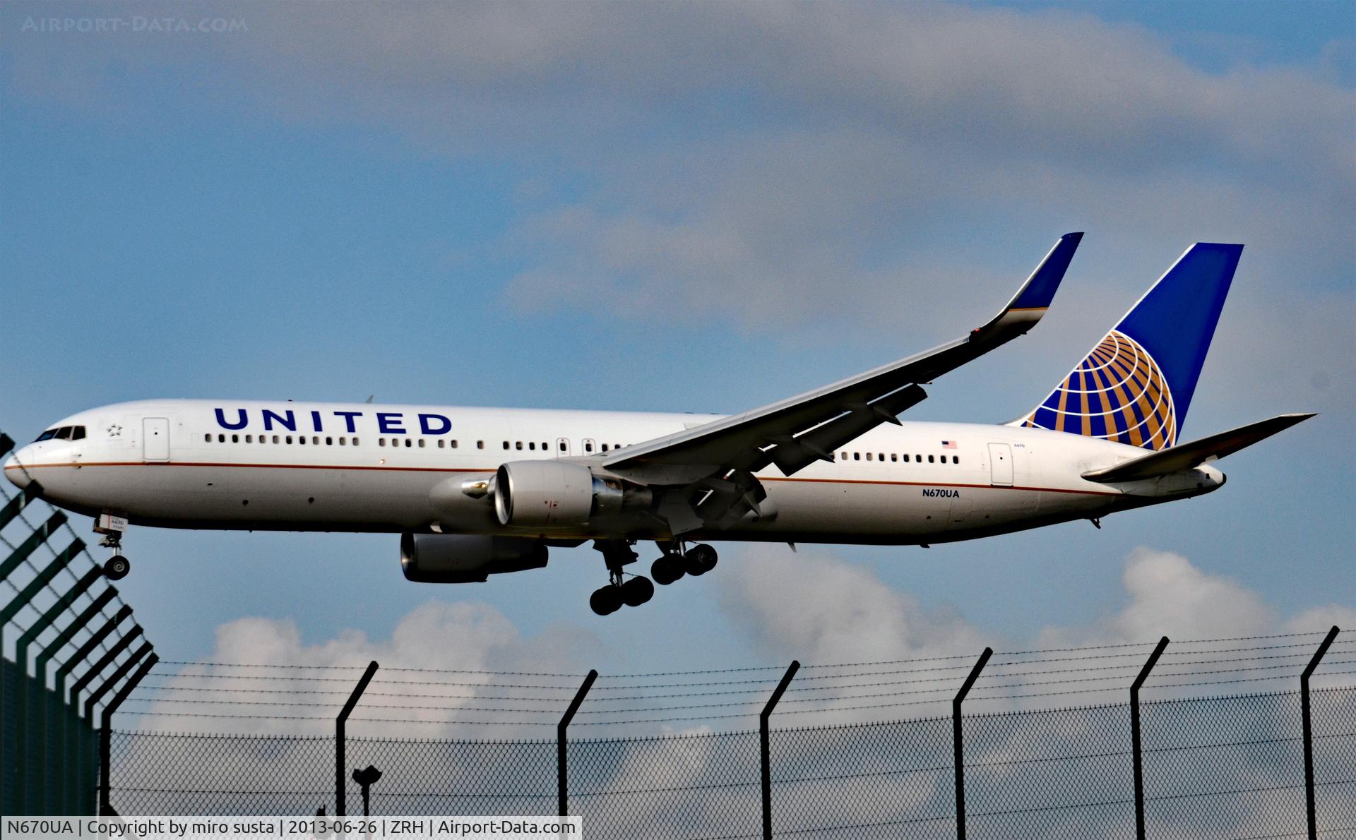 N670UA, 1999 Boeing 767-322 C/N 29240, United  Airlines Boeing 767-322(ER) airplane landing at Zurich International Airport.